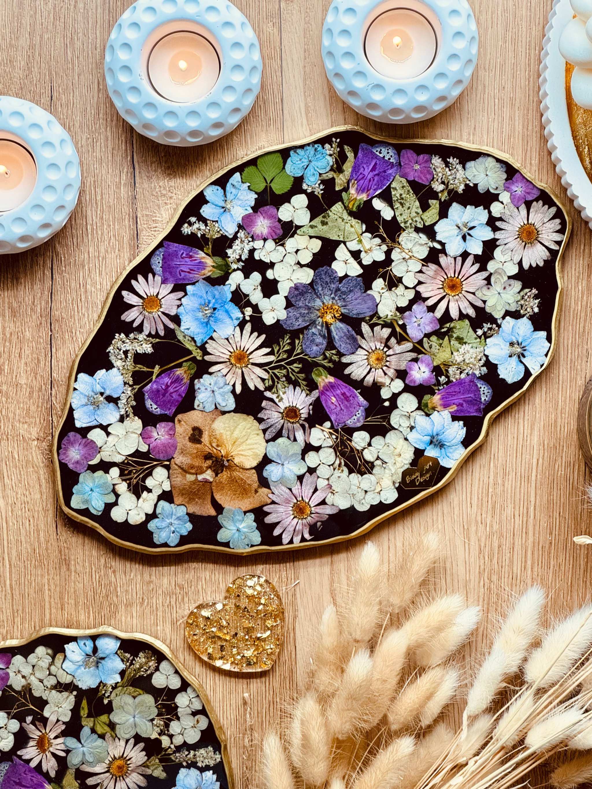 Handgemachtes schwarzes Resin Tablett mit eingebetteten Blüten und goldenen Details, einzigartige dekorative Ablagefläche.