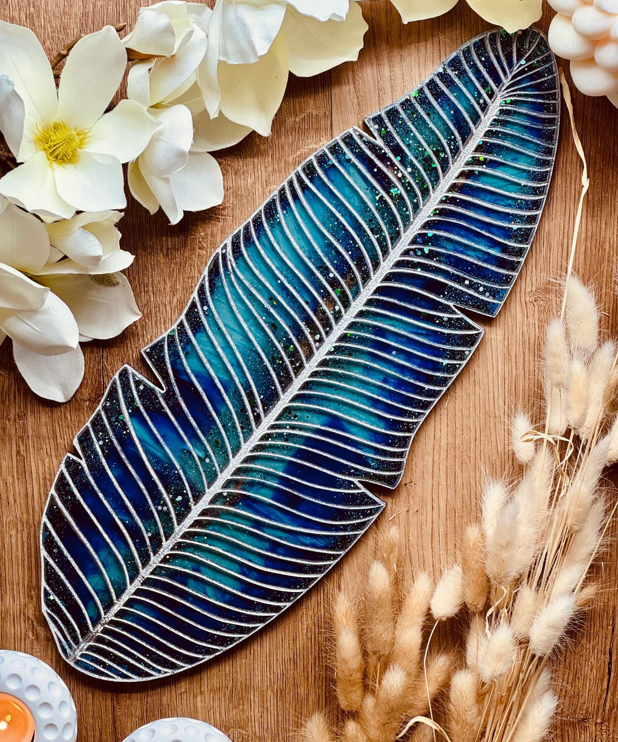 Handgemachtes türkises Resin Tablett mit silbernen Blätterdetails und Leaf Design als dekoratives Unikat.