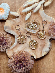 Schlüsselanhänger mit konserviertem Brautstrauß aus echten Blumen in Herz- oder Rundform mit Metallring in Gold oder Silber.