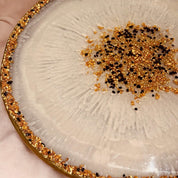 Hitzebeständiger Epoxidharz Couchtisch mit stilvoller weiß-goldener Oberfläche, perfekt für Wohnzimmer, Esszimmer oder als Geschenkidee.