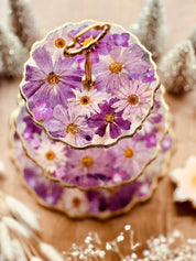 Hier wurden die Blumen für eine Resin Etagere verwendet. Naturgetreue, selbstgetrocknete Blumen und Blüten, ideal für Resin Art und Bastelprojekte. Diese sorgfältig getrockneten Blüten in authentischen Farben sind geeignet für kreative Kunstwerke.
