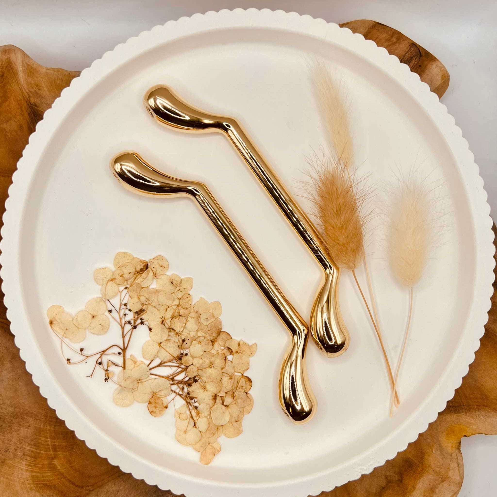 Goldene Tablettgriffe im 2er Set auf dekorativem weißem Tablett, ideal für DIY-Projekte.