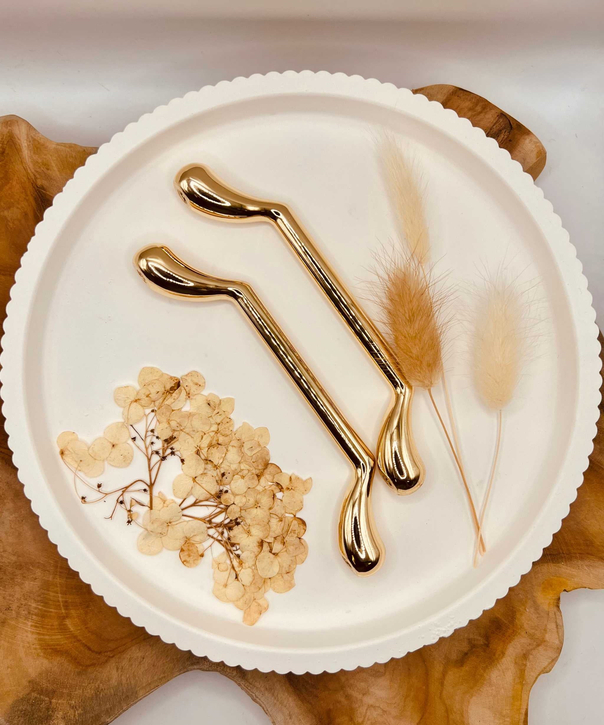 Goldene Tablettgriffe im 2er Set auf dekorativem weißem Tablett, ideal für DIY-Projekte.