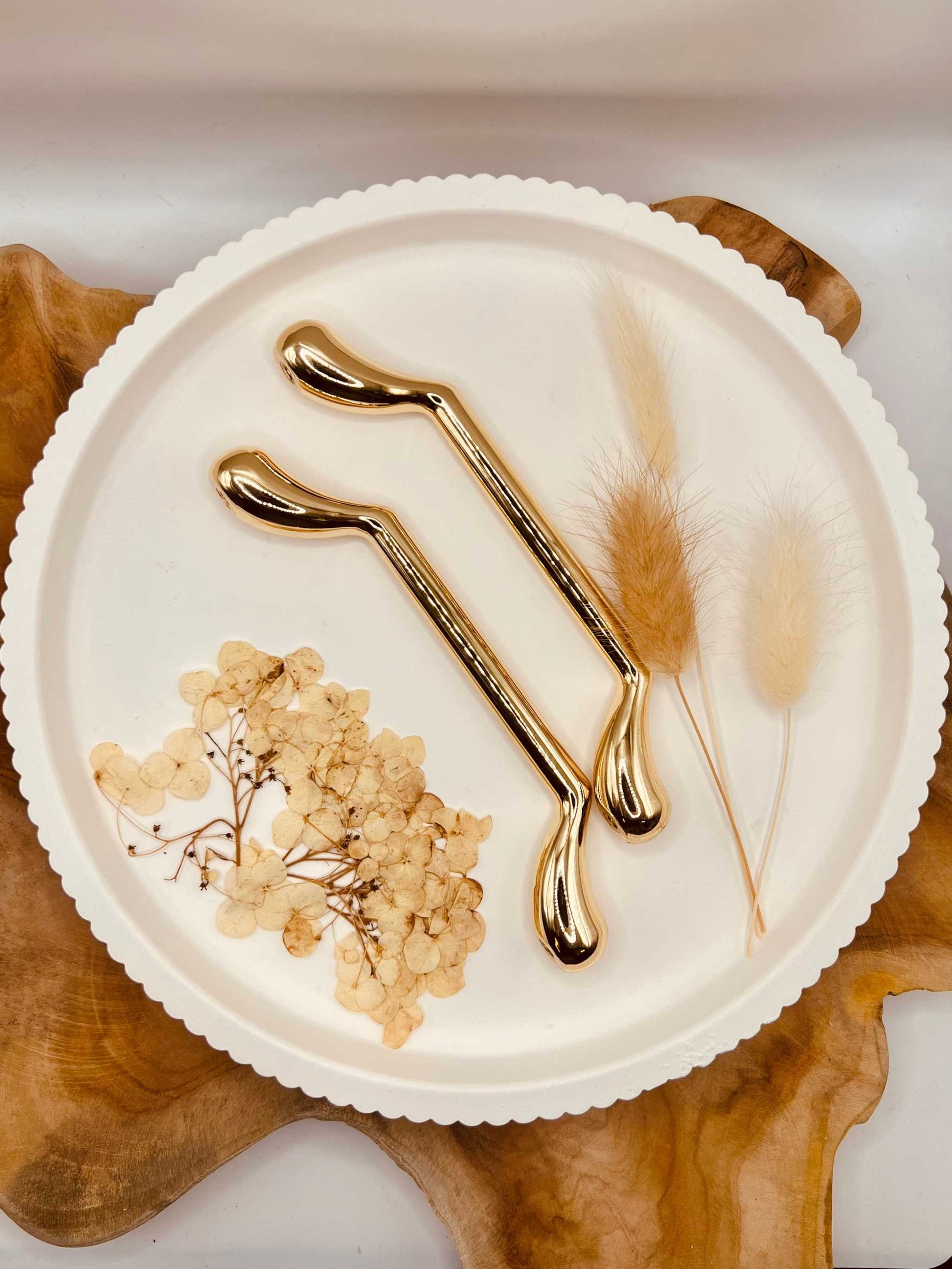 Goldene Tablettgriffe im 2er Set auf dekorativem weißem Tablett, ideal für DIY-Projekte.