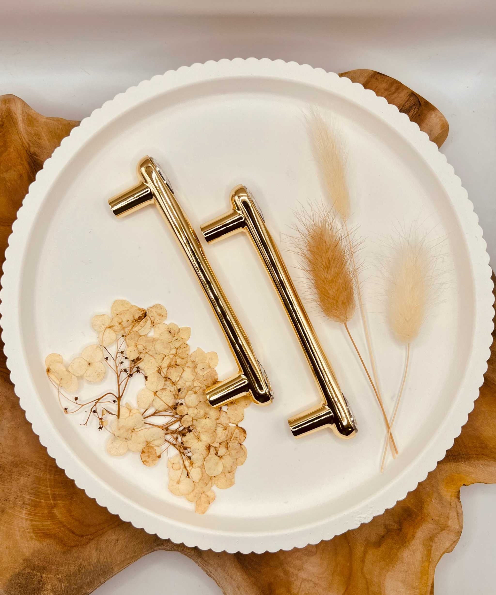 Eleganter Metall-Tablettgriff in Gold, perfekt für individuelle Tablettgestaltungen.