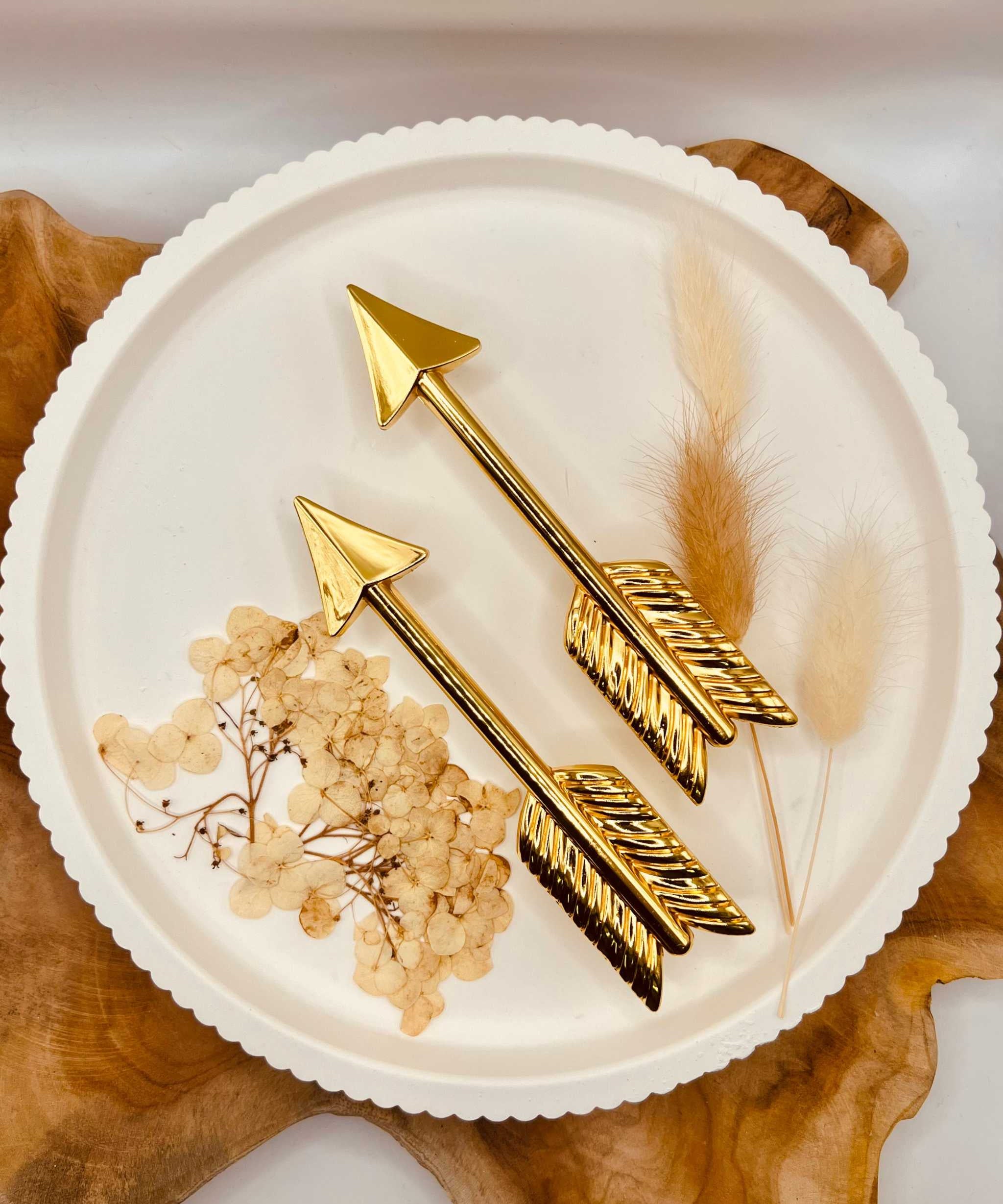 Gold-colored arrow-shaped tray handles set, perfect for DIY projects and resin art.