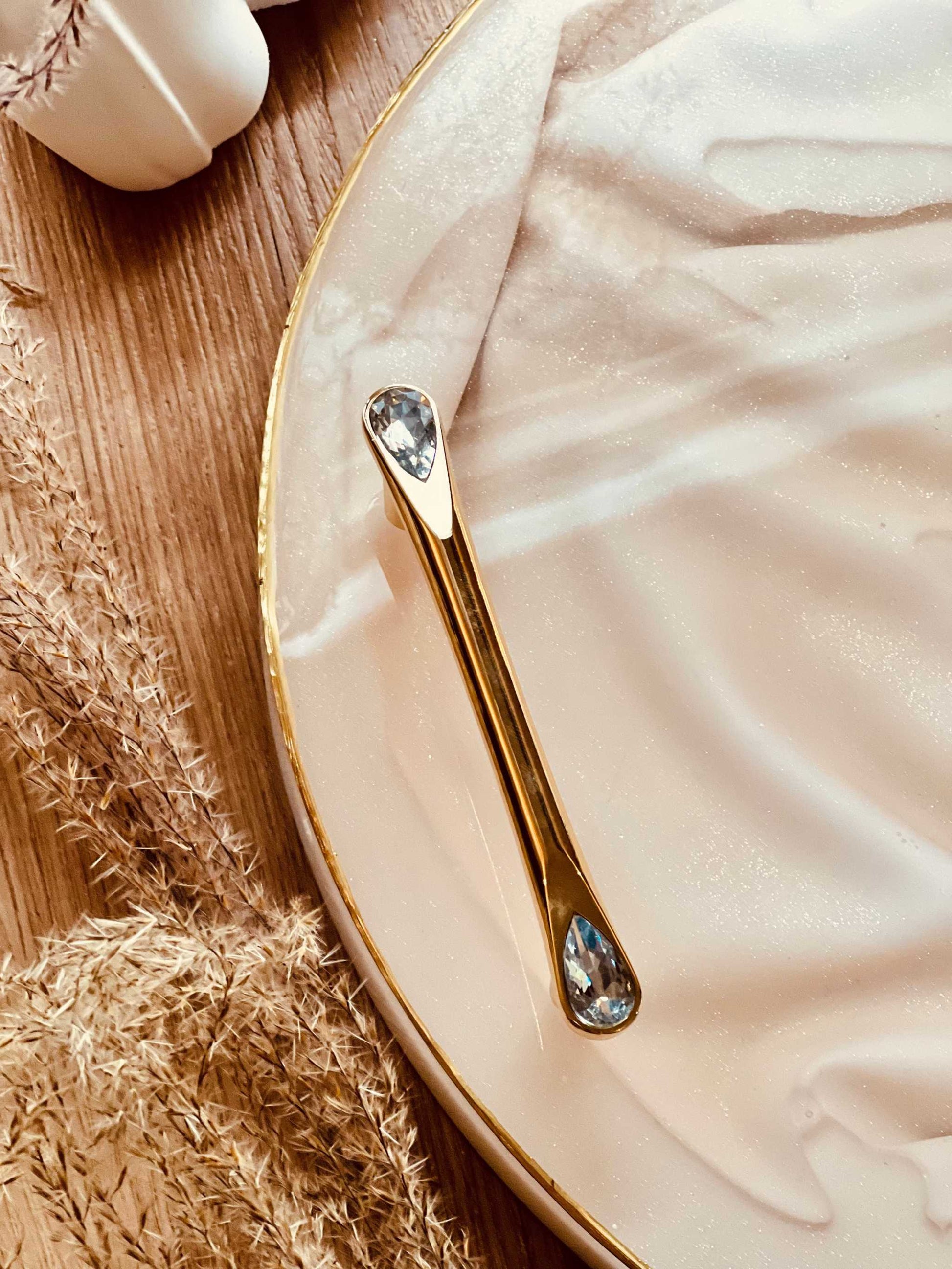 Stilvolles DIY-Tablett mit robusten, goldfarbenen Griffen für sicheren Halt und edles Design.