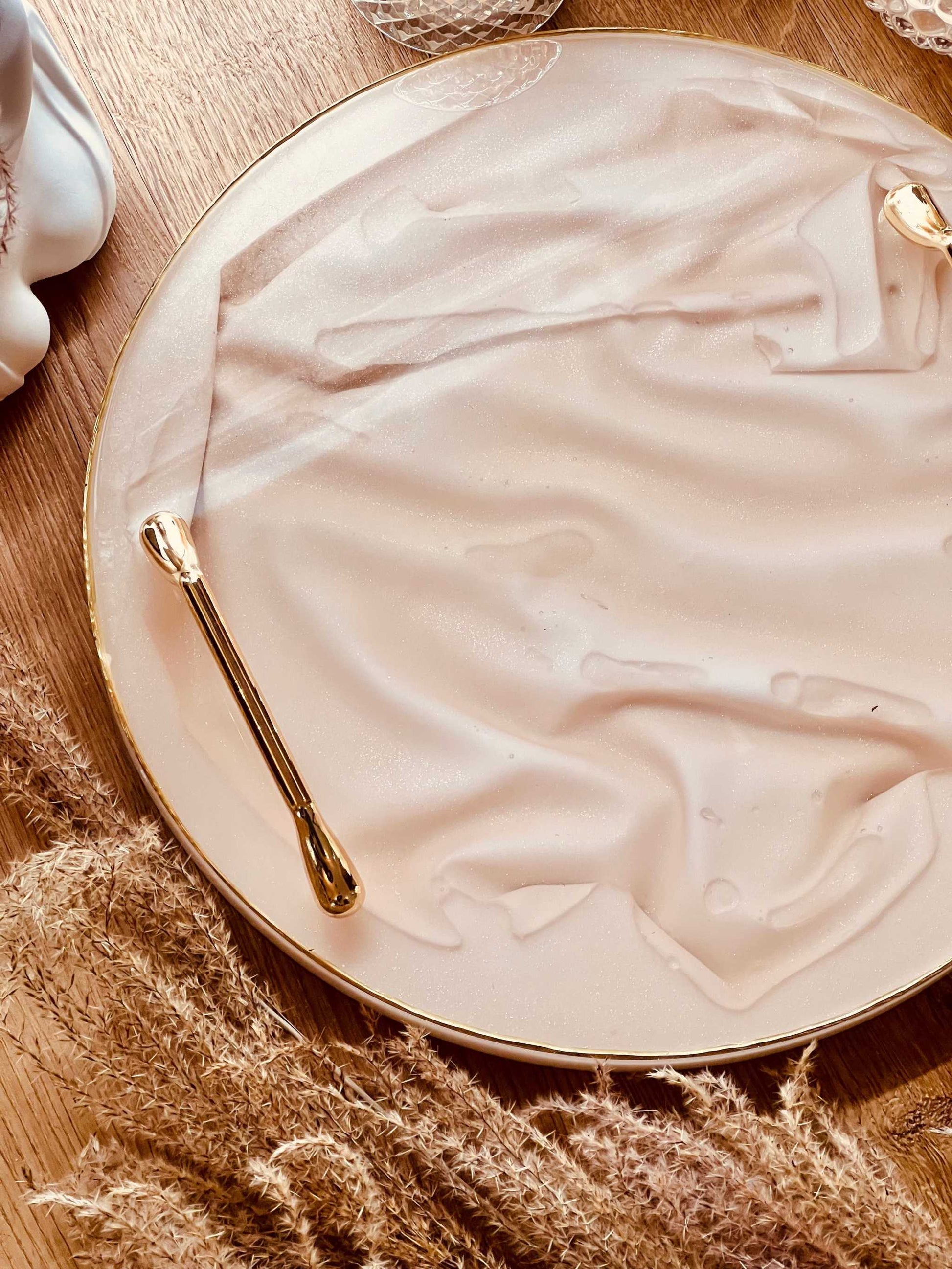 Goldfarbene Tablettgriffe im 2er Set "The Solid One" für elegante DIY-Projekte und Resin Art.