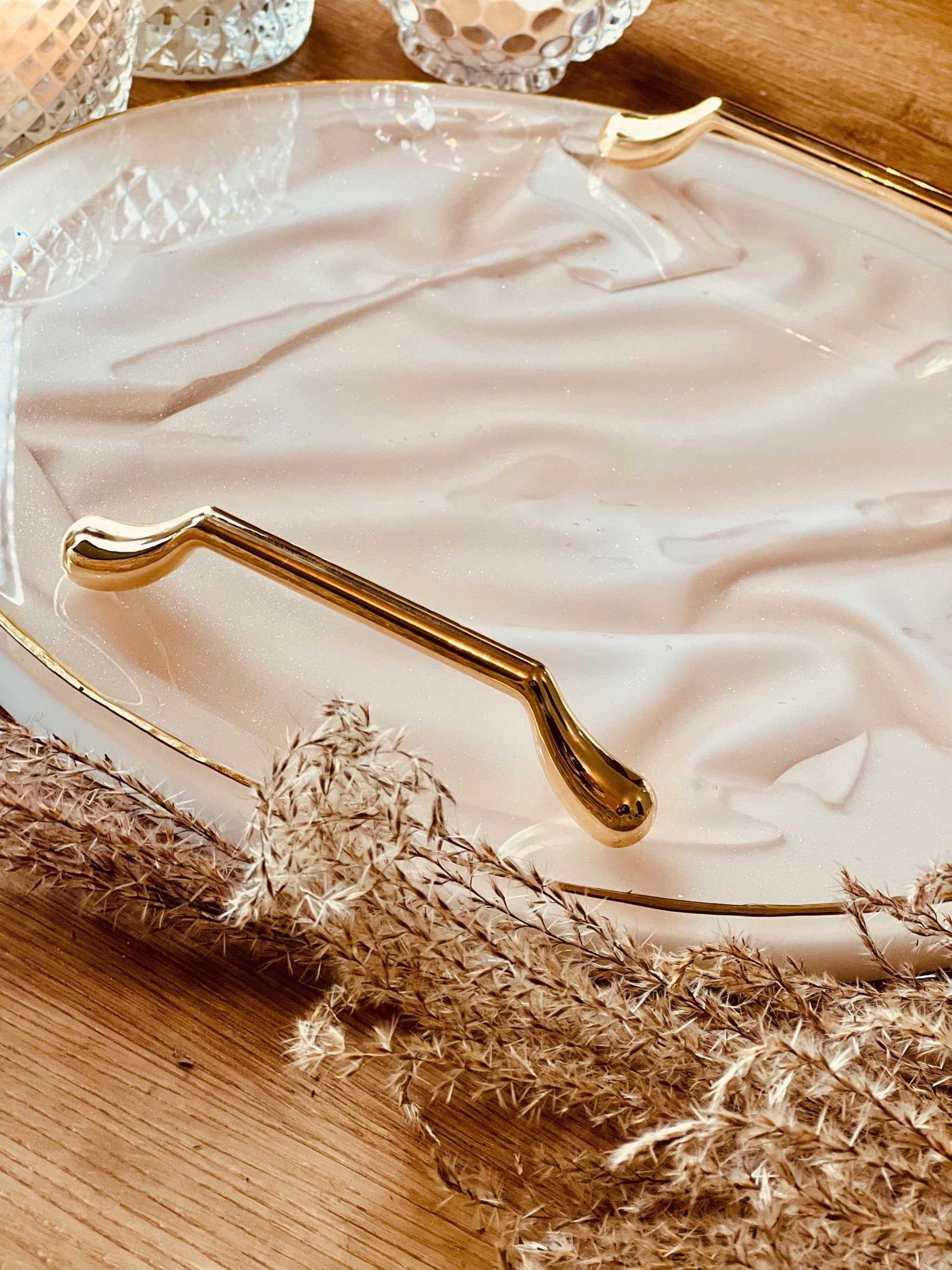 Goldfarbene Tablettgriffe im 2er Set auf edlem Tablett für DIY-Projekte.