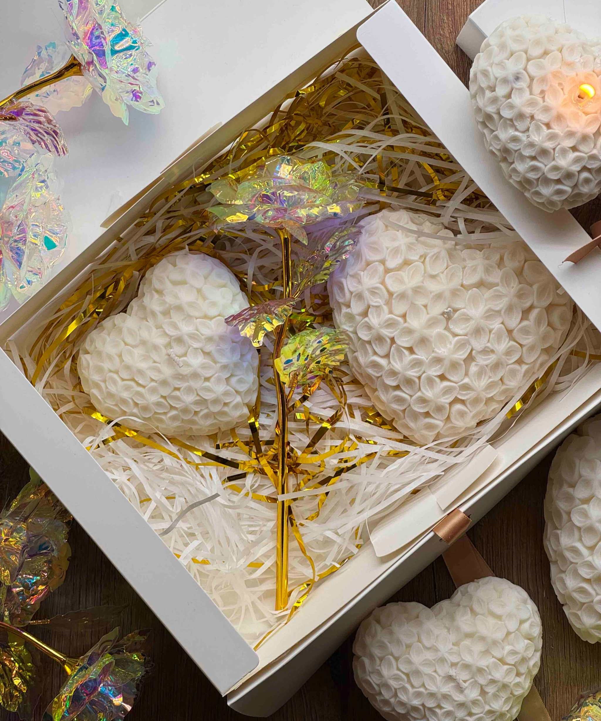 Handgemachtes Herz-Geschenkset mit romantischen Blütenkerzen und einer dekorativen holographischen Rose in hochwertiger Box.
