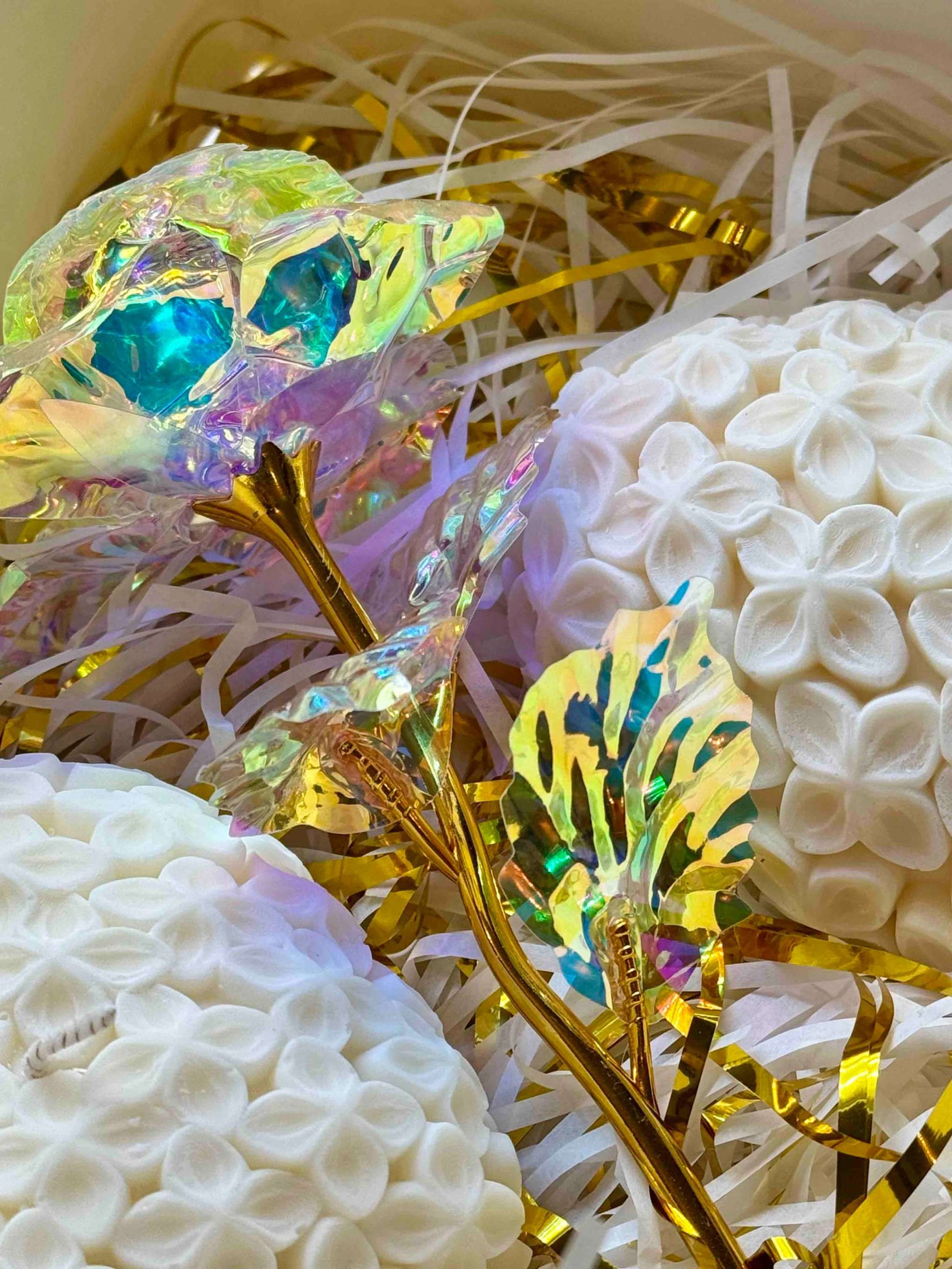Herzkerzen aus nachhaltigem Rapswachs und eine ewige Rose mit holographischem Schimmer – verpackt in einer edlen Geschenkbox.
