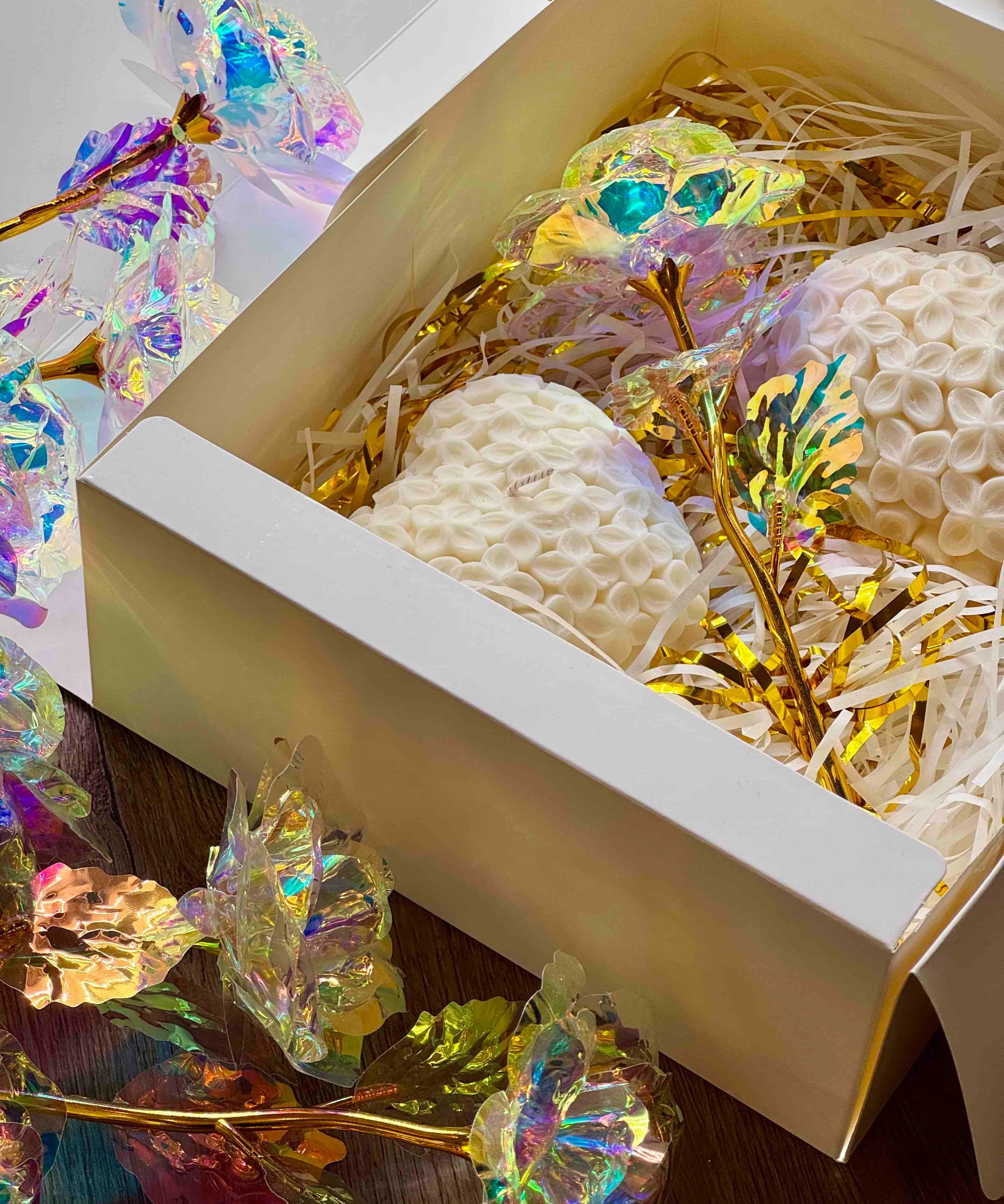 Geschenkset mit herzförmigen Blütenkerzen und holographischer Rose – die perfekte romantische Geschenkidee für Valentinstag oder Muttertag.