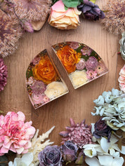 Handgefertigte Buchstützen aus konserviertem Brautstrauß in klarem Epoxidharz mit dreidimensionalen getrockneten Blumen als individuelles Hochzeits-Erinnerungsstück