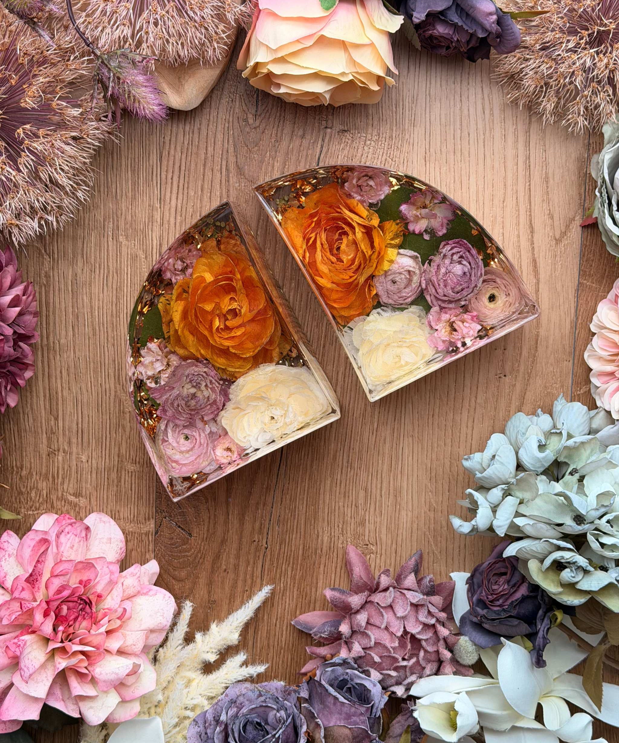 Handgefertigte Buchstützen aus konserviertem Brautstrauß in klarem Epoxidharz mit dreidimensionalen getrockneten Blumen als individuelles Hochzeits-Erinnerungsstück