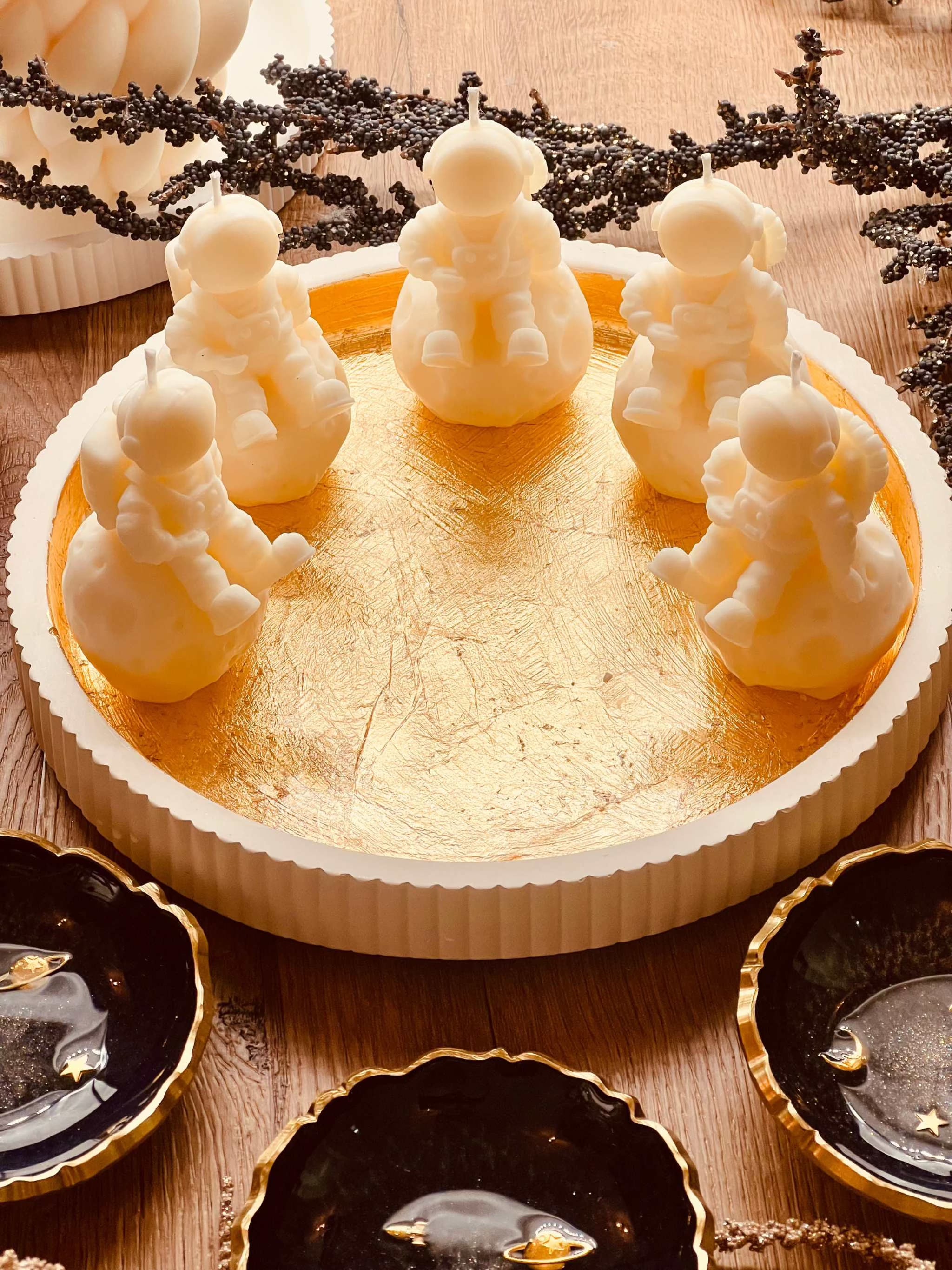 Rapswachskerze in moderner, kreativer Astronauten Form – handgemacht und ideal als dekoratives und nachhaltiges Geschenk.
