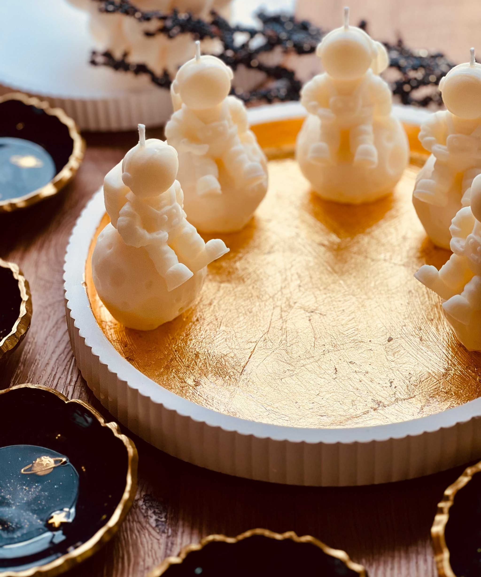 Ausgefallene Astronauten Rapswachskerze, handgegossen und vegan – perfekt als umweltfreundliches Geschenk oder Dekorationsidee
