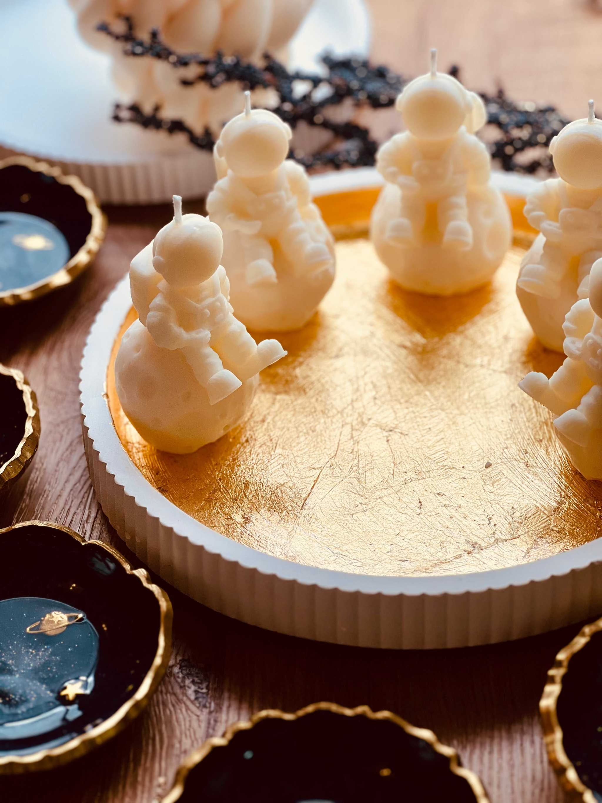 Ausgefallene Astronauten Rapswachskerze, handgegossen und vegan – perfekt als umweltfreundliches Geschenk oder Dekorationsidee