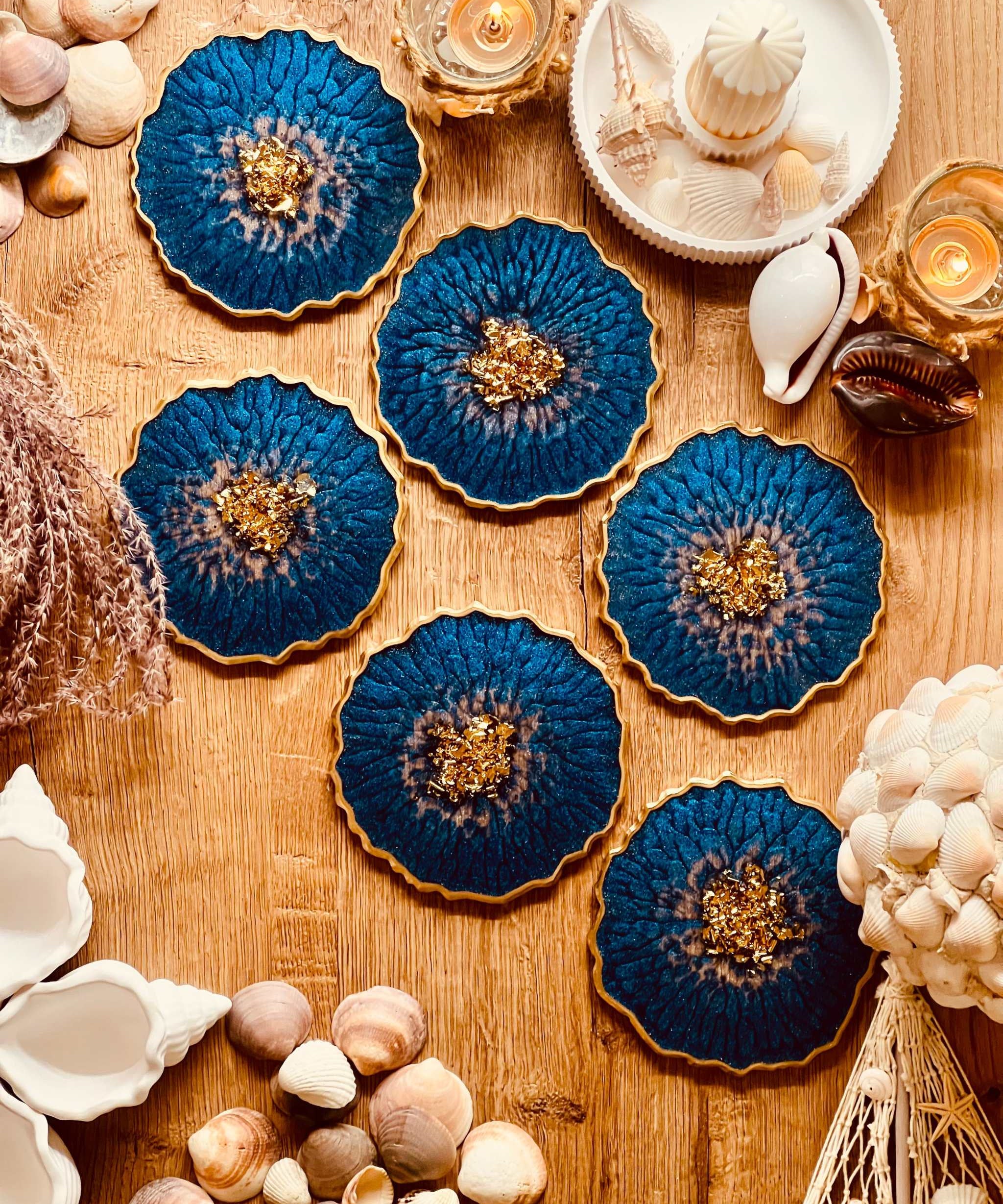 6 handgemachte Untersetzer aus blauem Resin mit goldenen Details, Durchmesser 12cm, dekoratives 6-teiliges Set auf Holztisch