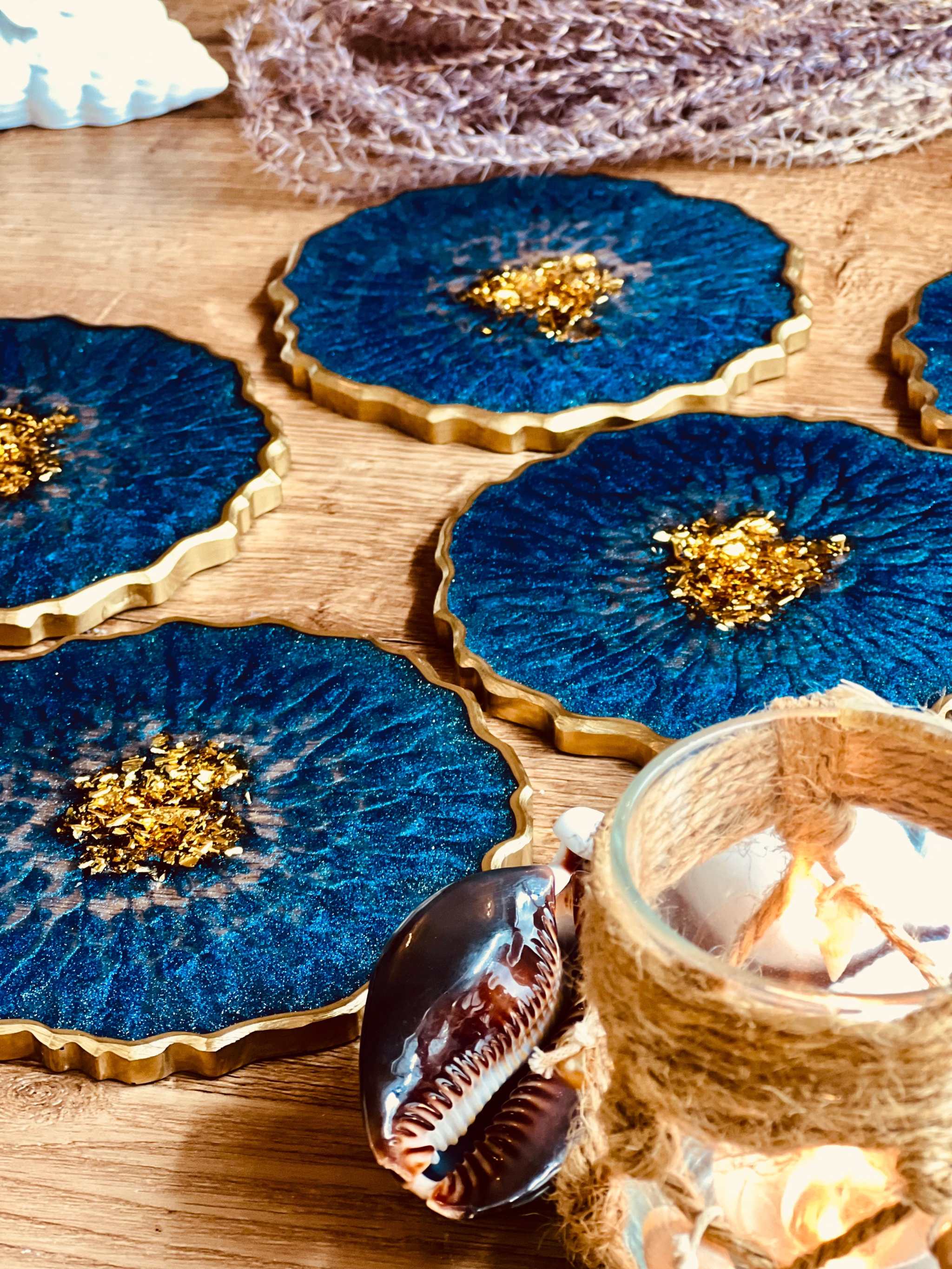 6 handgemachte Untersetzer aus blauem Resin mit goldenen Details und 12 cm Durchmesser