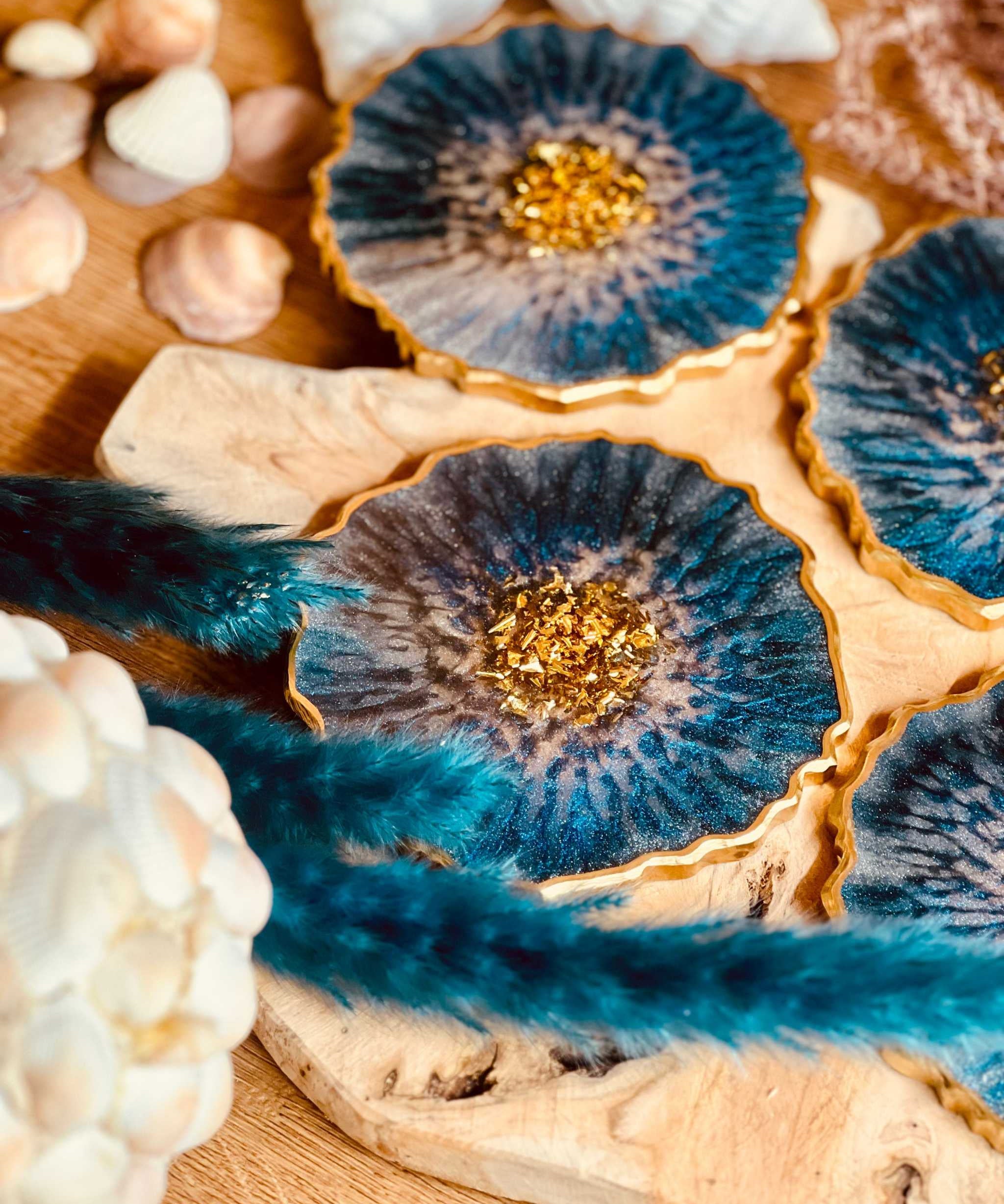 4 handgemachte Untersetzer aus blauem Resin mit goldenen Details und 12 cm Durchmesser im Set