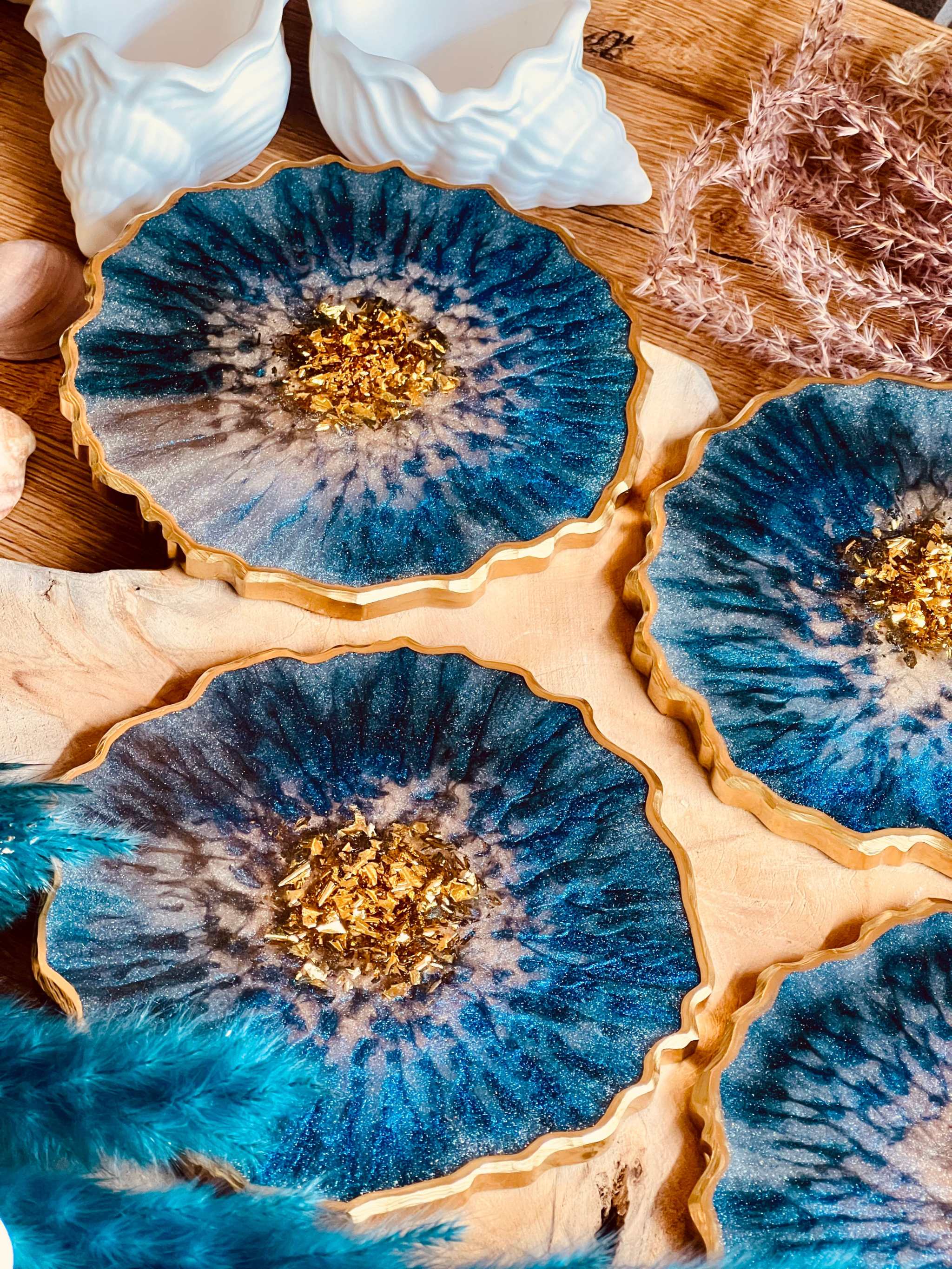 4 Untersetzer aus blauem Resin mit goldenen Details handgemacht im 4-teiligen Set