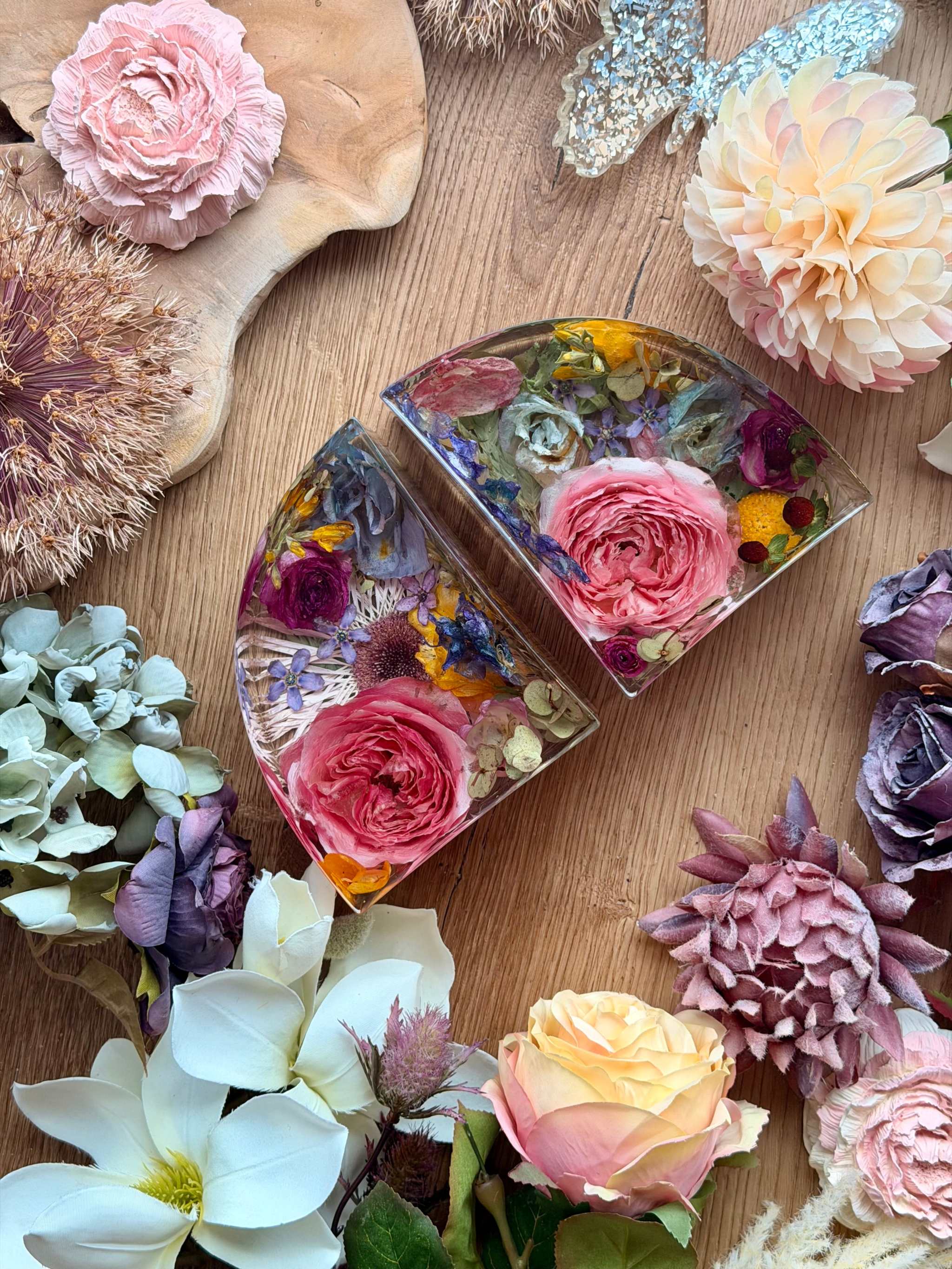Handgefertigte Buchstützen aus konserviertem Brautstrauß in Epoxidharz, dreidimensionale getrocknete Blumen als stilvolles Erinnerungsstück.