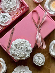 Hochwertige rosa Geschenkbox mit handgefertigter Keramik und stimmungsvollen Teelichtern – ideal als stilvolle Deko oder Geschenk.I love Flowers Geschenkset mit handgemachten Kerzen und weisser Giesskeramik