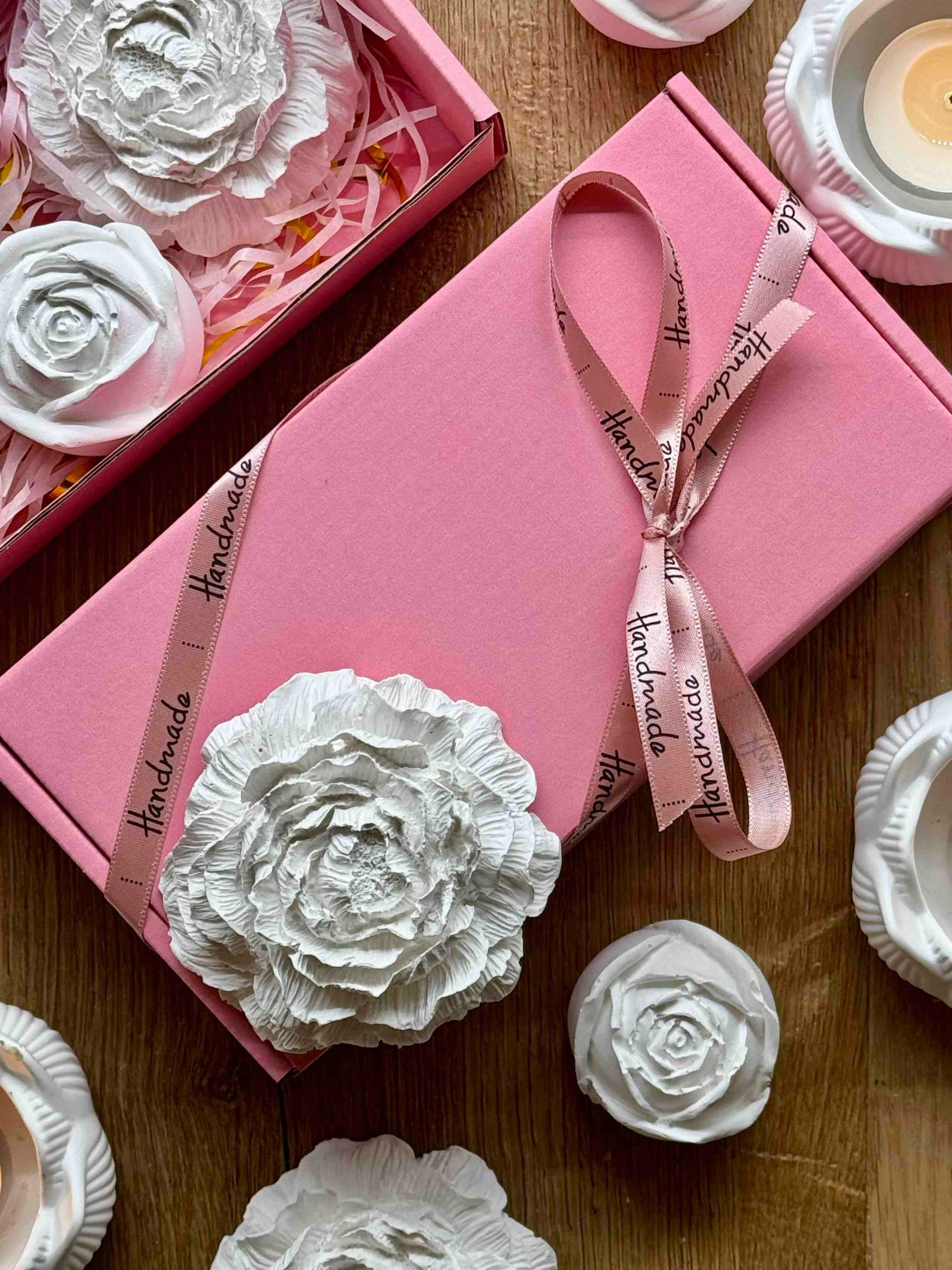 Hochwertige rosa Geschenkbox mit handgefertigter Keramik und stimmungsvollen Teelichtern – ideal als stilvolle Deko oder Geschenk.I love Flowers Geschenkset mit handgemachten Kerzen und weisser Giesskeramik