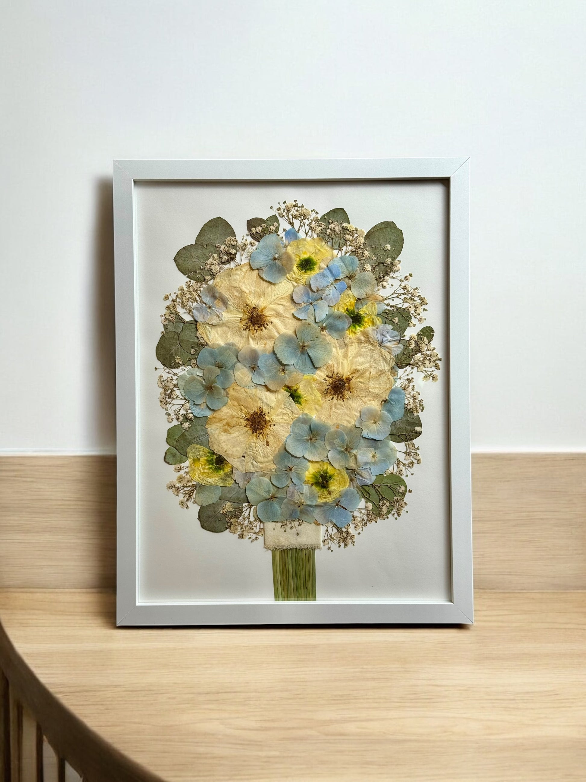 Dreiteilige Bilderrahmen-Collage aus deinem Brautstrauß – jede Blume sorgfältig arrangiert, jede Farbe bewahrt