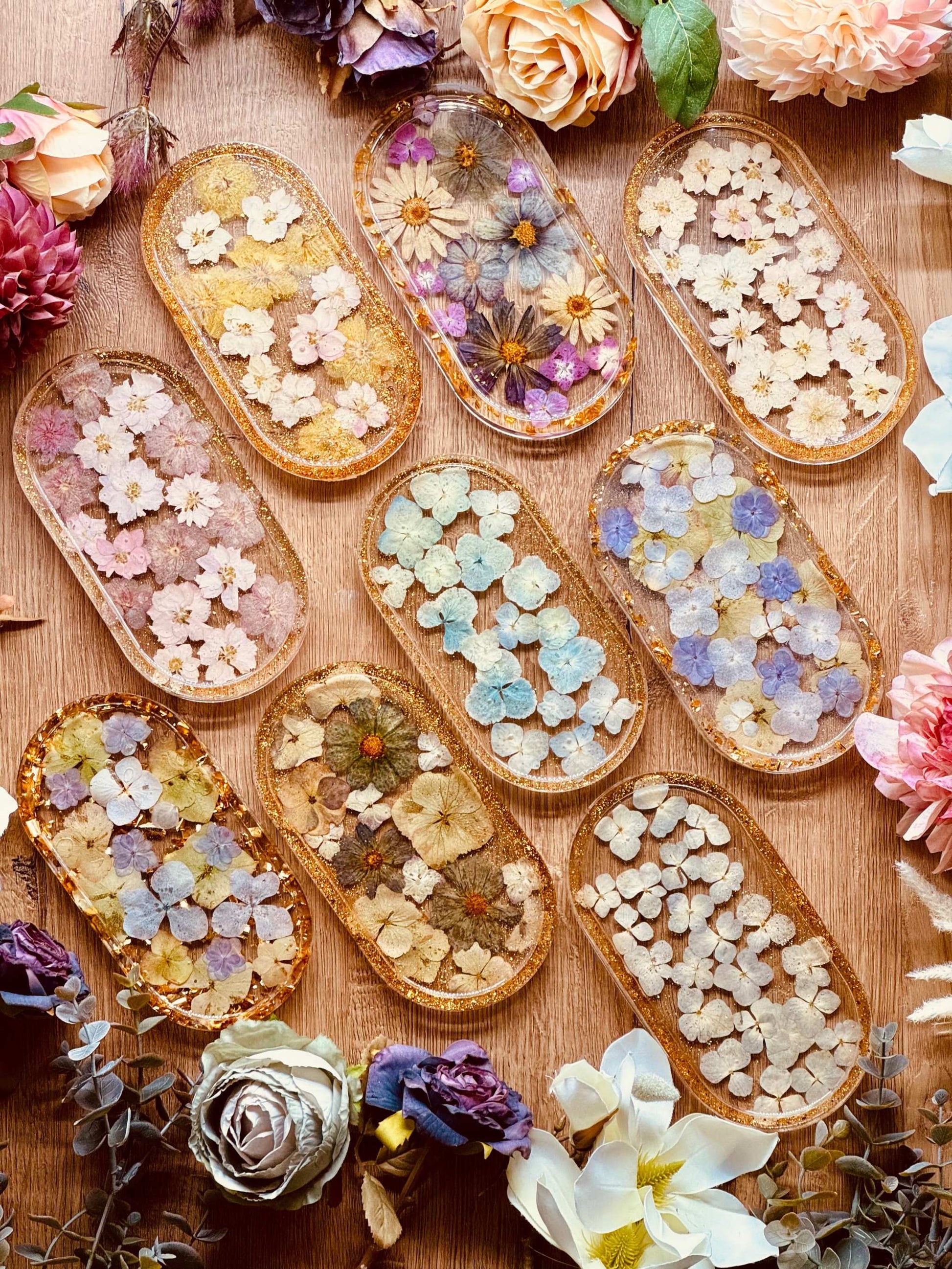 Kleine Schmuckschalen in oval mit gold und Blumen aus der Brautstrauß Konservierung