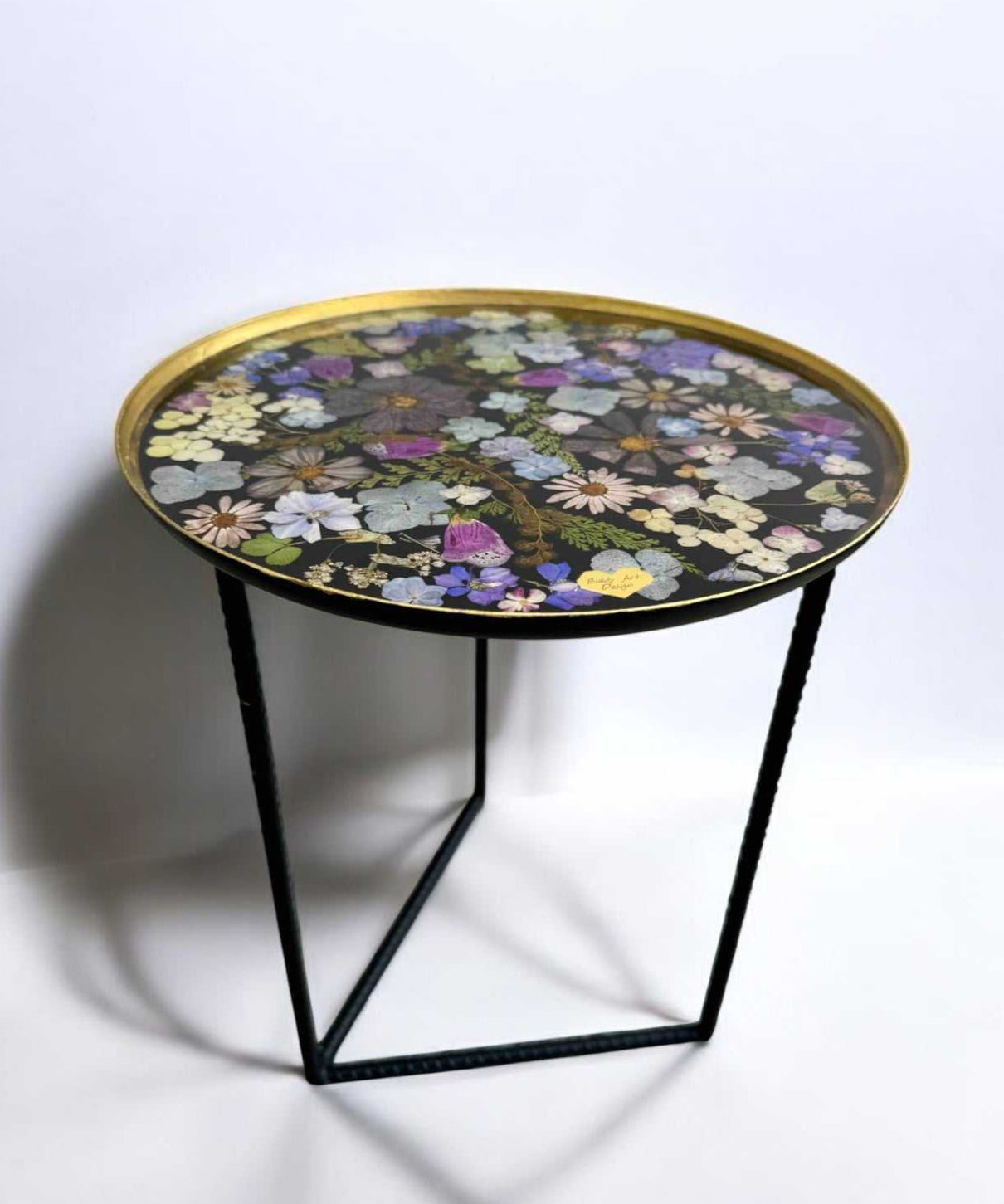 Kleiner Epoxidharz Couchtisch mit bunter Blumenplatte, 31 cm Durchmesser, 38 cm hoch, auf Metallgestell – handgefertigt, stabil und farbenfroh