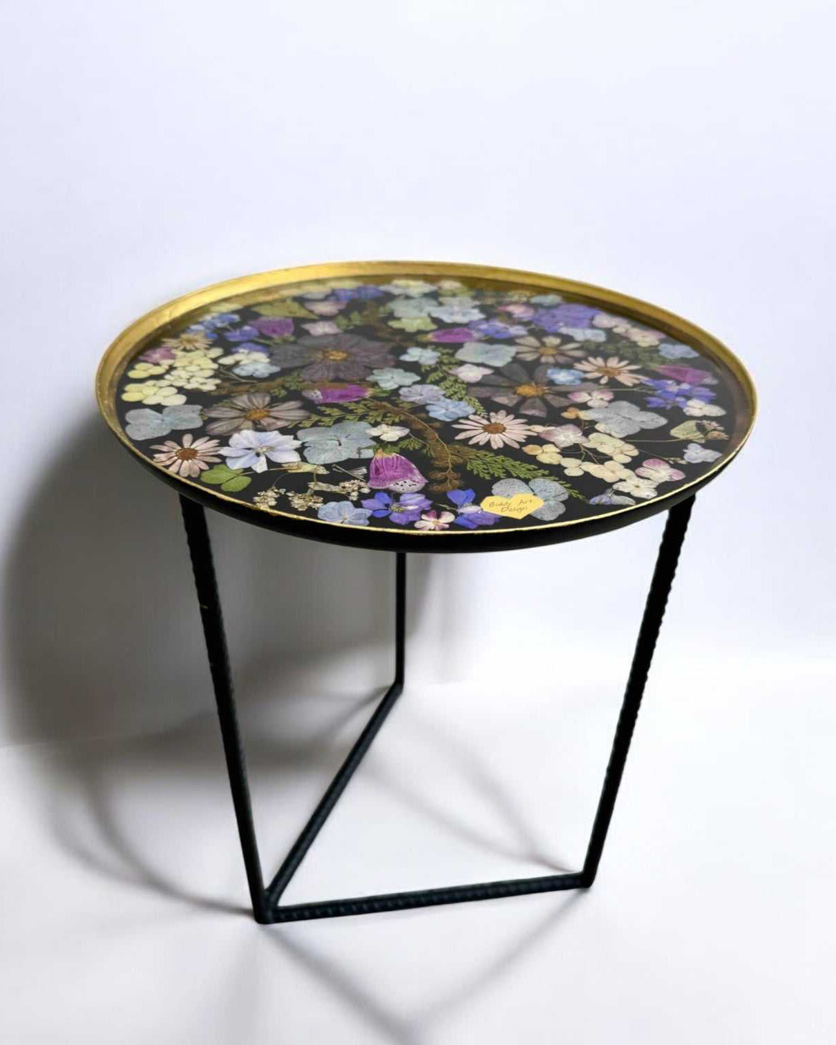 Kleiner Epoxidharz Couchtisch mit bunter Blumenplatte, 31 cm Durchmesser, 38 cm hoch, auf Metallgestell – handgefertigt, stabil und farbenfroh