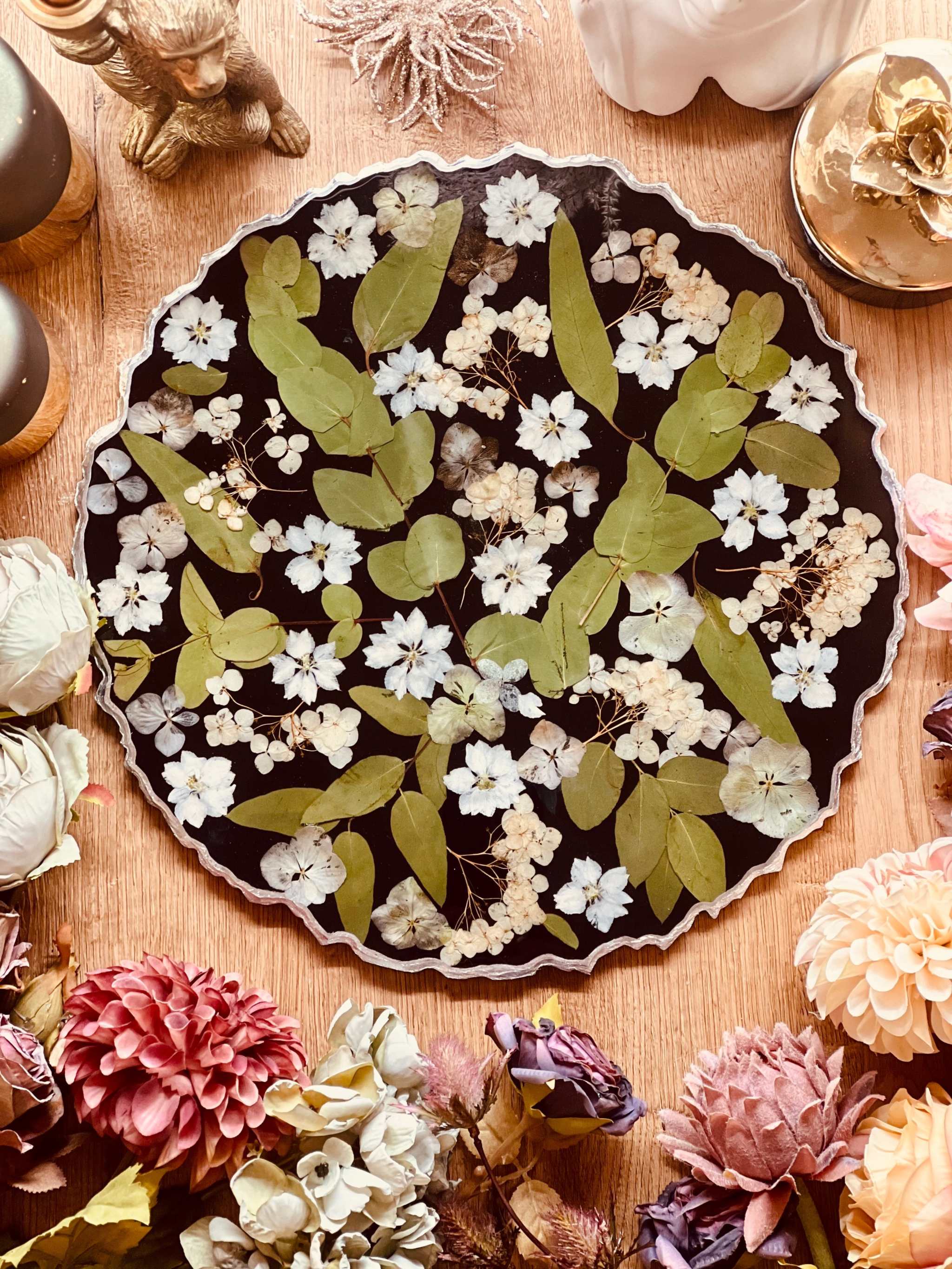 Tablett aus Brautstrauß - Konservierter Brautstrauß der zu einem traumhaften Tablett wurde mit Eukalyptus und weissen Blumen