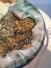 Künstlerischer Epoxidharz Couchtisch mit naturbelassener Mangoholzplatte und dramatischen Wellenlinien – dekorativ & funktional