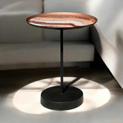 Kupferfarbener Epoxidharz Couchtisch mit weißer Akzentuierung, modern, stabil und pflegeleicht, ideal als Sofatisch oder Beistelltisch.