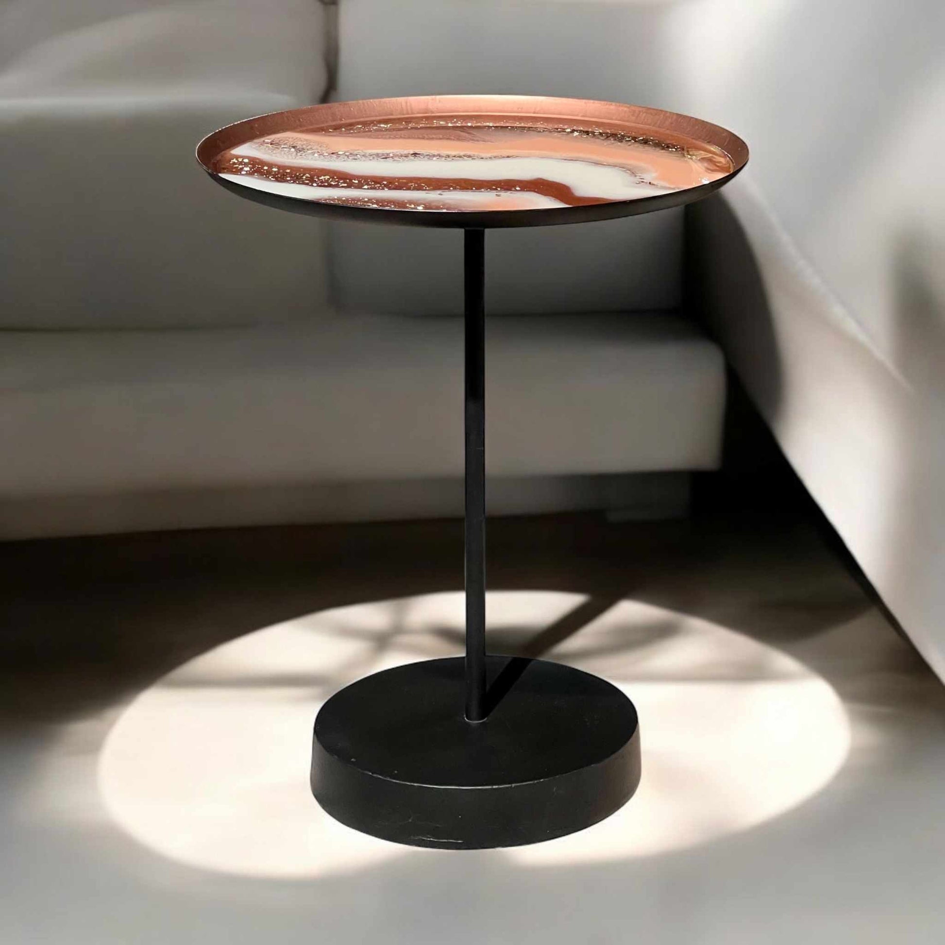 Kupferfarbener Epoxidharz Couchtisch mit weißer Akzentuierung, modern, stabil und pflegeleicht, ideal als Sofatisch oder Beistelltisch.