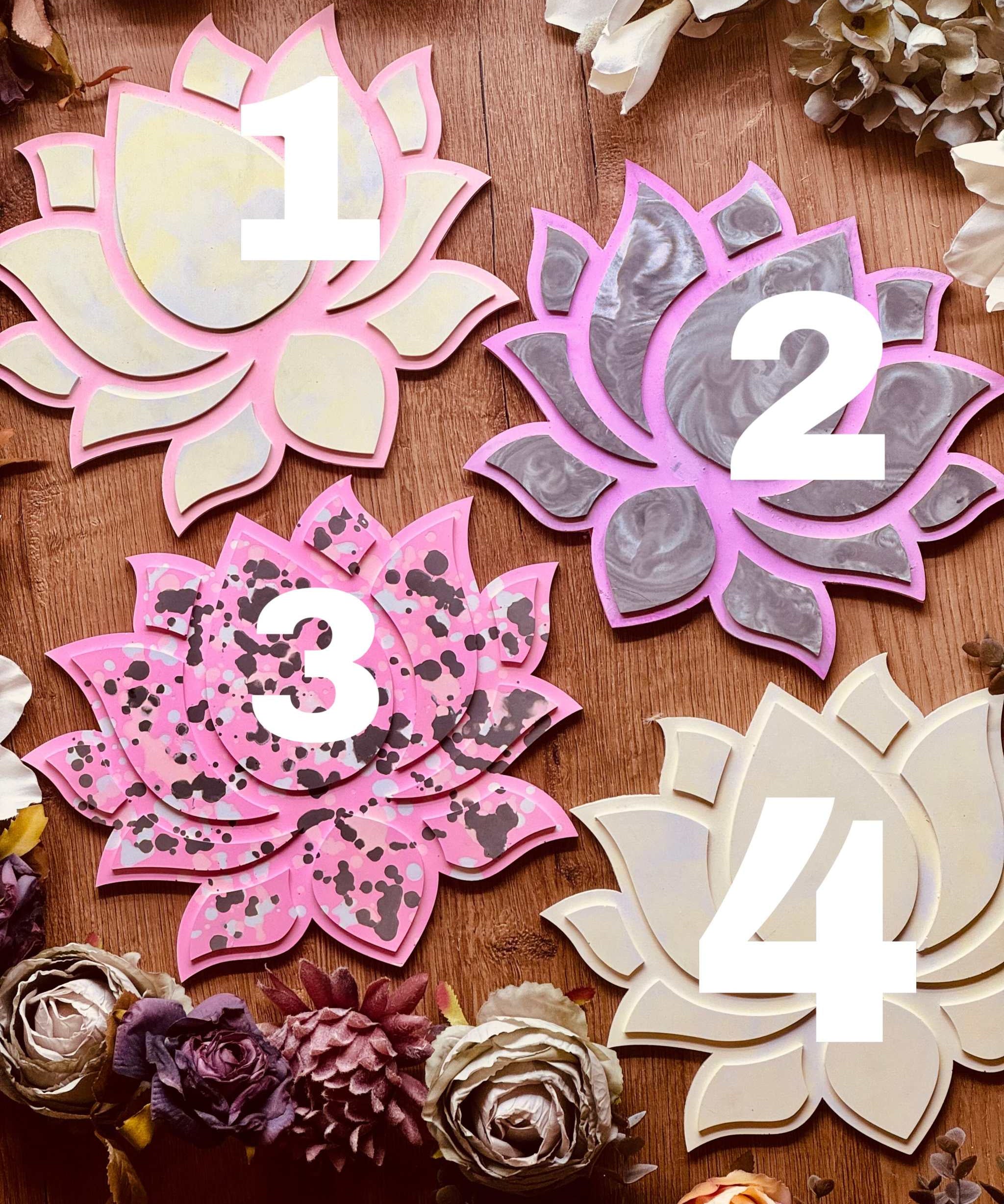 Gießkeramik Tablett: Lotus-förmiges Tablett in kräftigem Pink mit schwarzem Sprenkelmuster, perfekt als dekorativer Akzent oder als Geschenk für Liebhaber moderner Designs.Lotus Design Tablett aus Giesskeramik Weisse Deko Stil