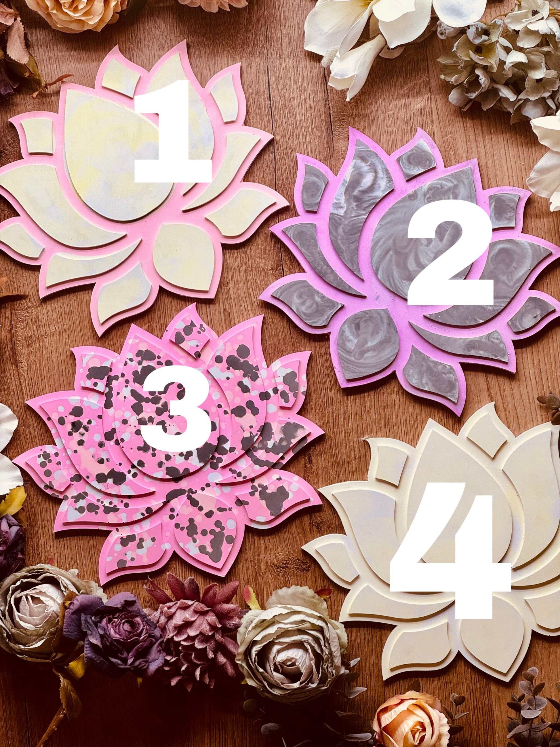 Gießkeramik Tablett: Lotus-förmiges Tablett in kräftigem Pink mit schwarzem Sprenkelmuster, perfekt als dekorativer Akzent oder als Geschenk für Liebhaber moderner Designs.Lotus Design Tablett aus Giesskeramik Weisse Deko Stil