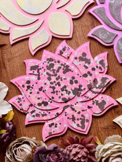 Gießkeramik Tabletts: Handgefertigtes Lotus-Tablett mit marmoriertem grauem und rosa Design, einzeln erhältlich, ideal für moderne und elegante Dekorationen.Lotus Form Giesskeramik Weisse Deko Tablett farbenfroh