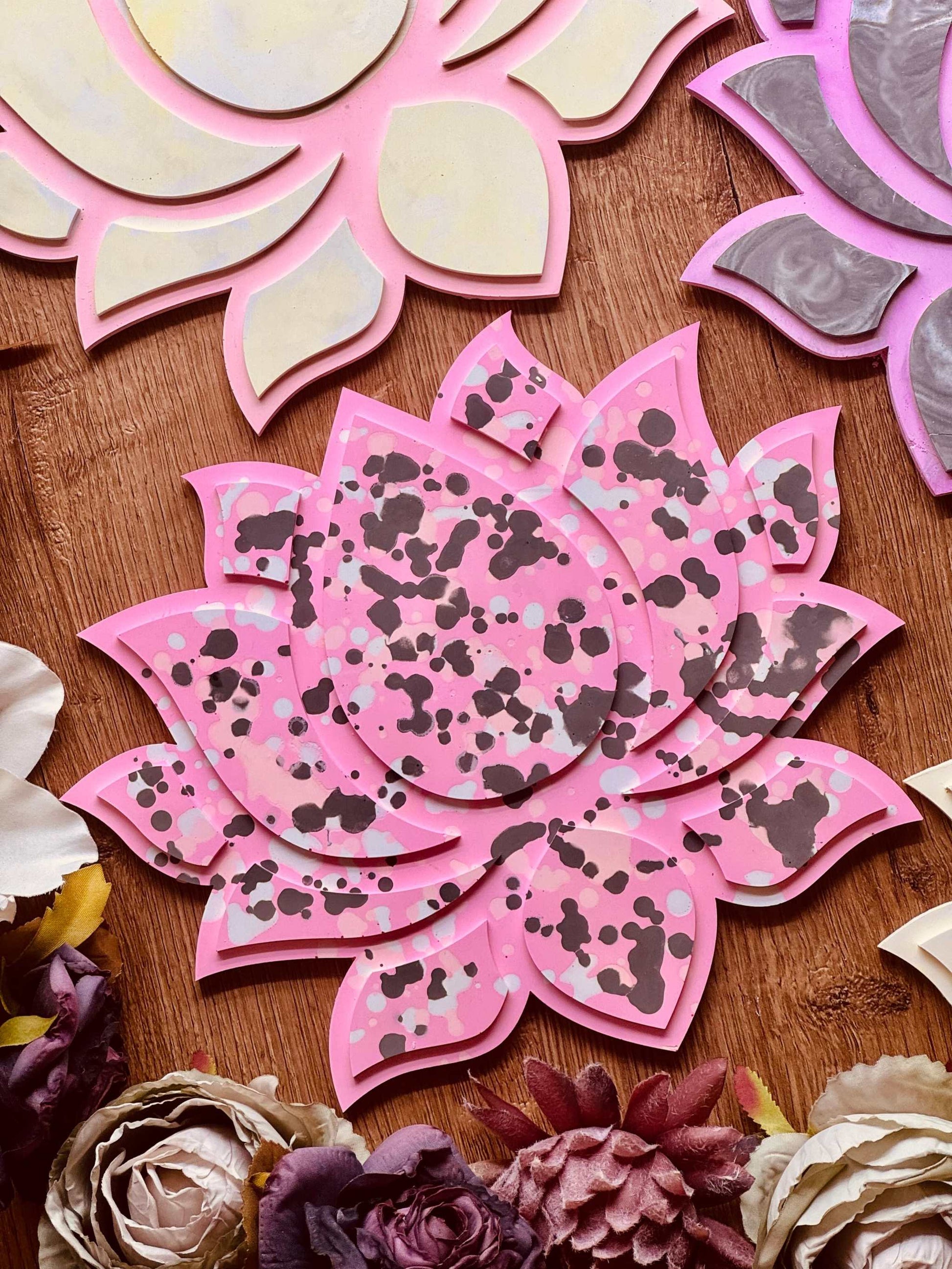 Gießkeramik Tabletts: Handgefertigtes Lotus-Tablett mit marmoriertem grauem und rosa Design, einzeln erhältlich, ideal für moderne und elegante Dekorationen.Lotus Form Giesskeramik Weisse Deko Tablett farbenfroh