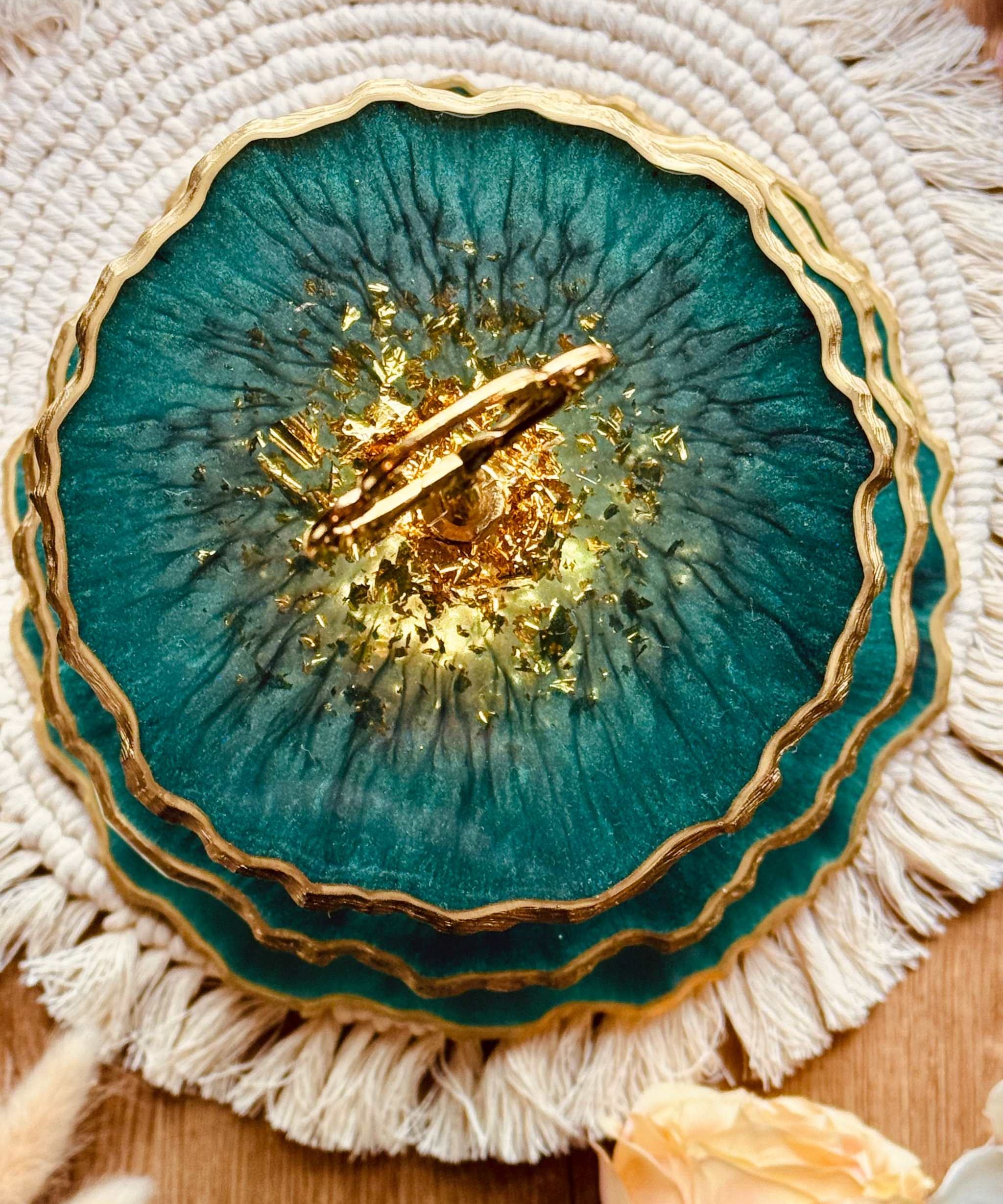 Luxuriöse Etagere in Grün und Gold, handgefertigt aus deutschem Qualitätsresin, vielseitig einsetzbar für Deko oder als Servierplatte.