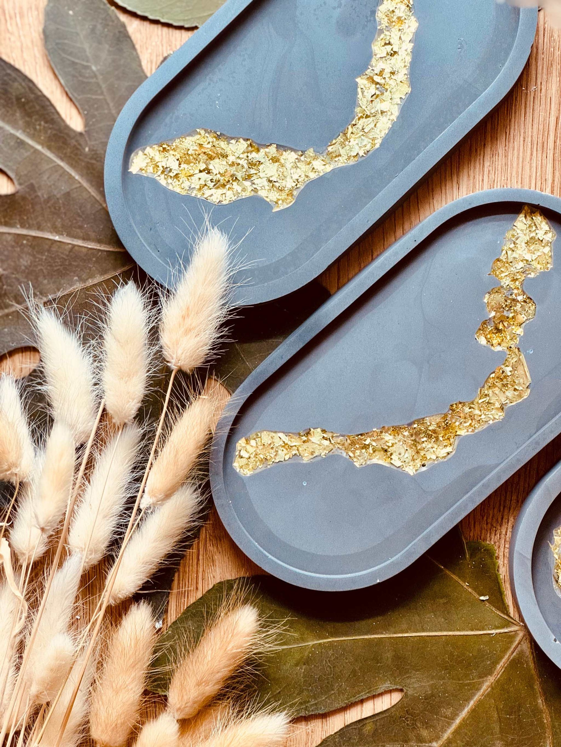 Einzelne Schmuckschale aus hochwertiger Gießkeramik mit geschwungenem Blattgold-Resin-Akzent, perfekt für ein elegantes Dekor.Luxuriöse Giesskeramik Schmuckschale Weisse Deko Gold
