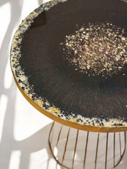 Luxuriöser Epoxidharz Couchtisch mit Gold-Glitzer-Effekt auf tiefschwarzem Untergrund – Unikat mit runder Platte, 50 cm hoch