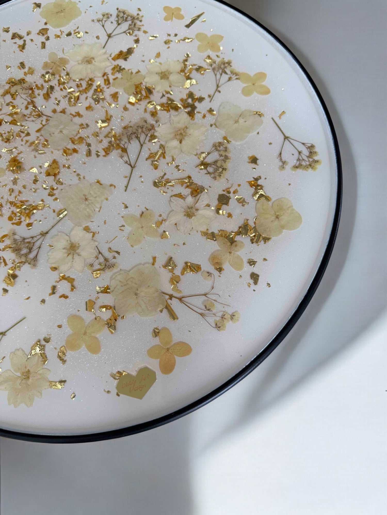 Luxuriöser Epoxidharz Couchtisch mit feinem Blattgold, eingelegten Blüten und glänzender Optik – modernes Möbelstück mit Charme