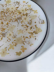 Luxuriöser Epoxidharz Couchtisch mit feinem Blattgold, eingelegten Blüten und glänzender Optik – modernes Möbelstück mit Charme