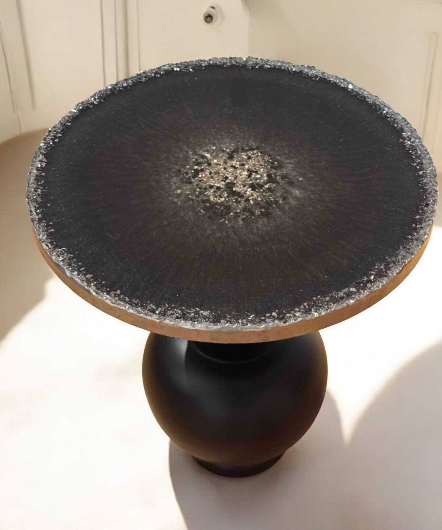 Luxuriöser Epoxidharz Couchtisch mit rundem Design und Kristalleffekt – handgemachtes Einzelstück für stilvolle Akzente