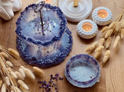 Luxuriöses Deko Set mit Etagere und Schale, glitzernde Diamant-Oberfläche, echte Amethysten, Handarbeit, zweistöckig, elegante Präsentation.