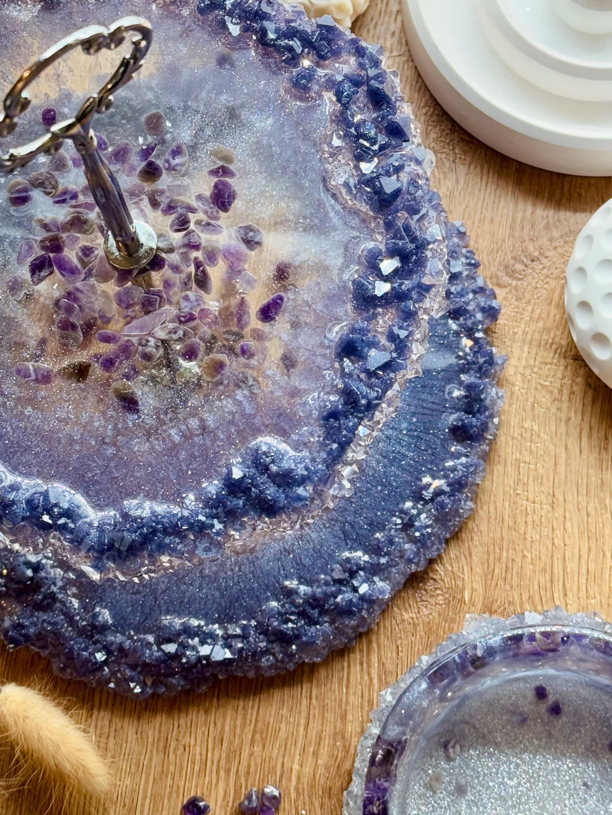 Luxuriöses Deko Set mit zweistöckiger Etagere und Schale, funkelnde Druzy-Oberfläche, echte Amethyste.