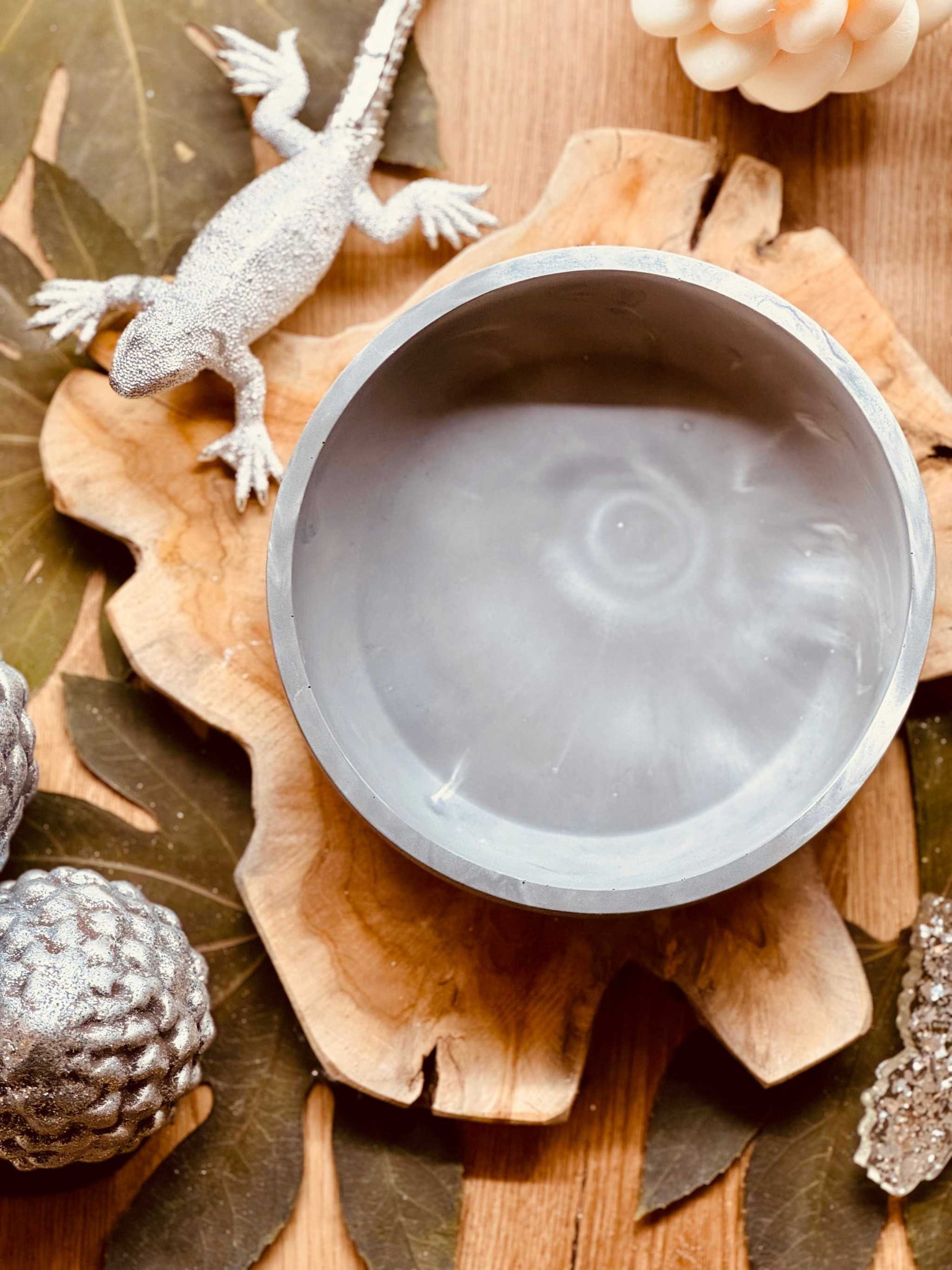 Runde Gießkeramik-Schale in modernem Grauton mit leichtem Marmoreffekt, perfekt als stilvolles Wohnaccessoire oder praktische Schale.