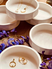 Handcrafted minimalist Gießkeramik bowls for jewelry and decor.Minimalistische Giesskeramik Schale Weisse Deko rund